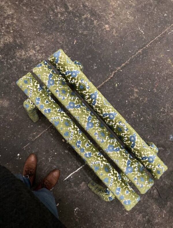 Banc en velours fleuri