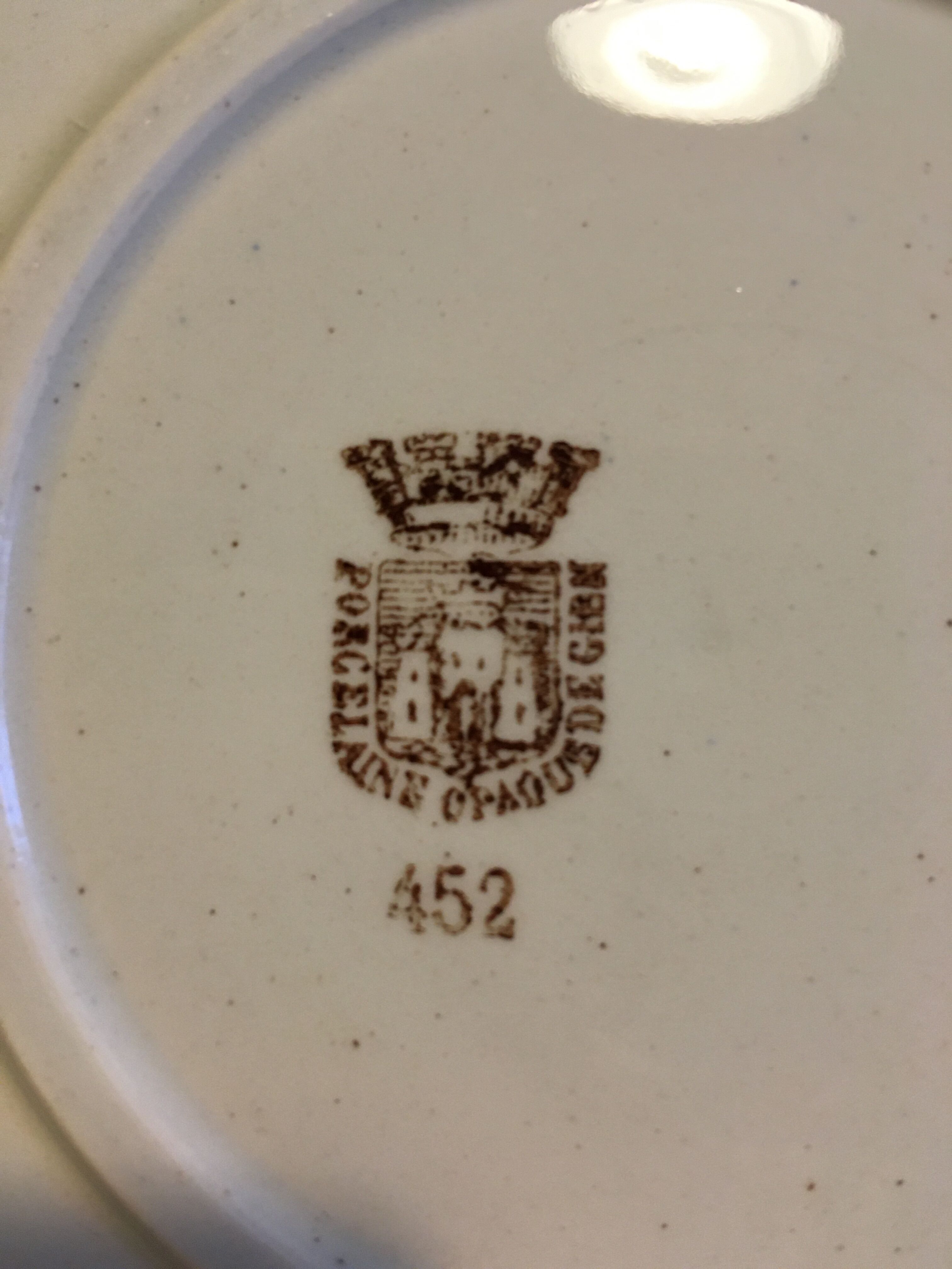 Gien's opaque porcelain round dish