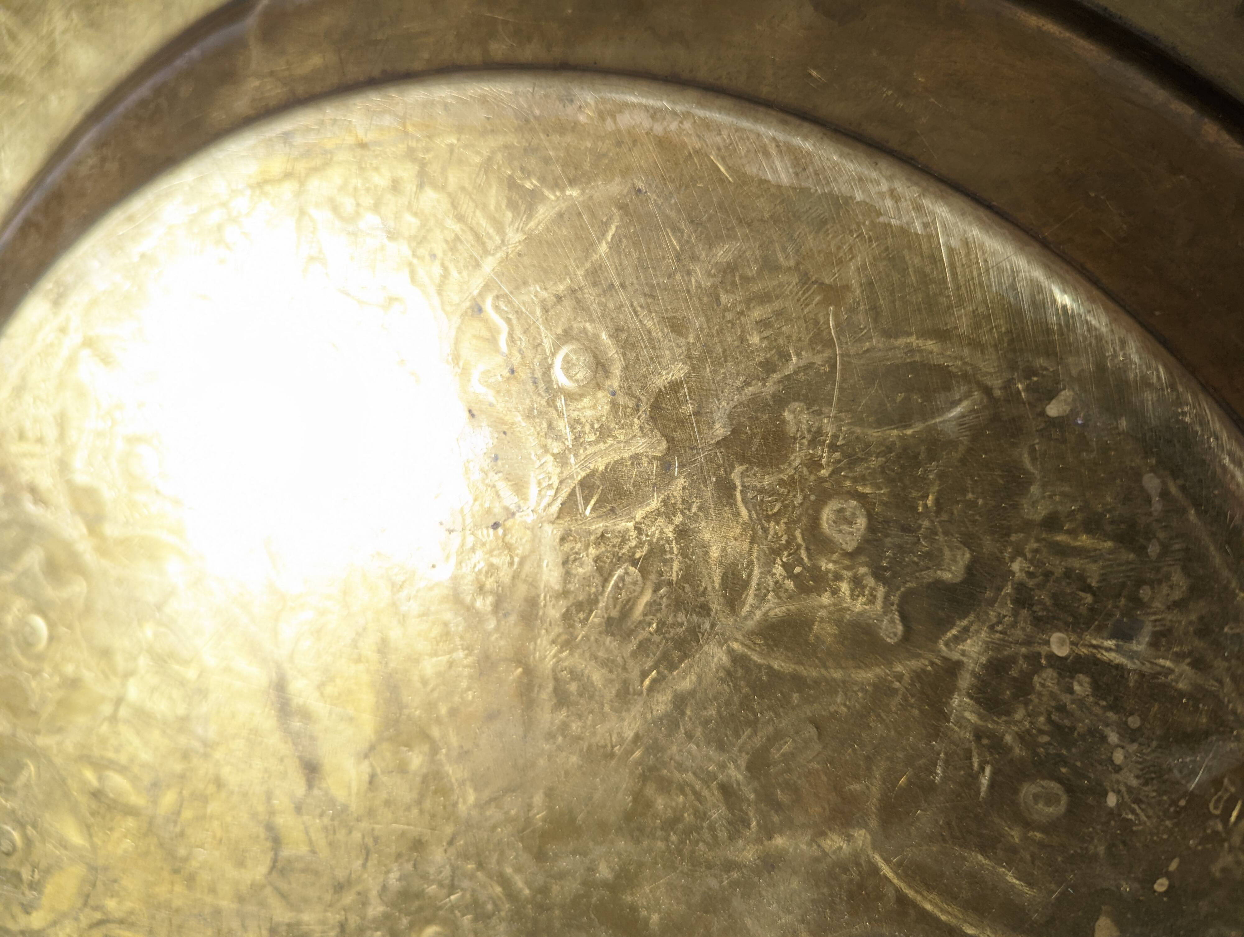 Plateau marocain gravé rond métal doré , cuivre jaune