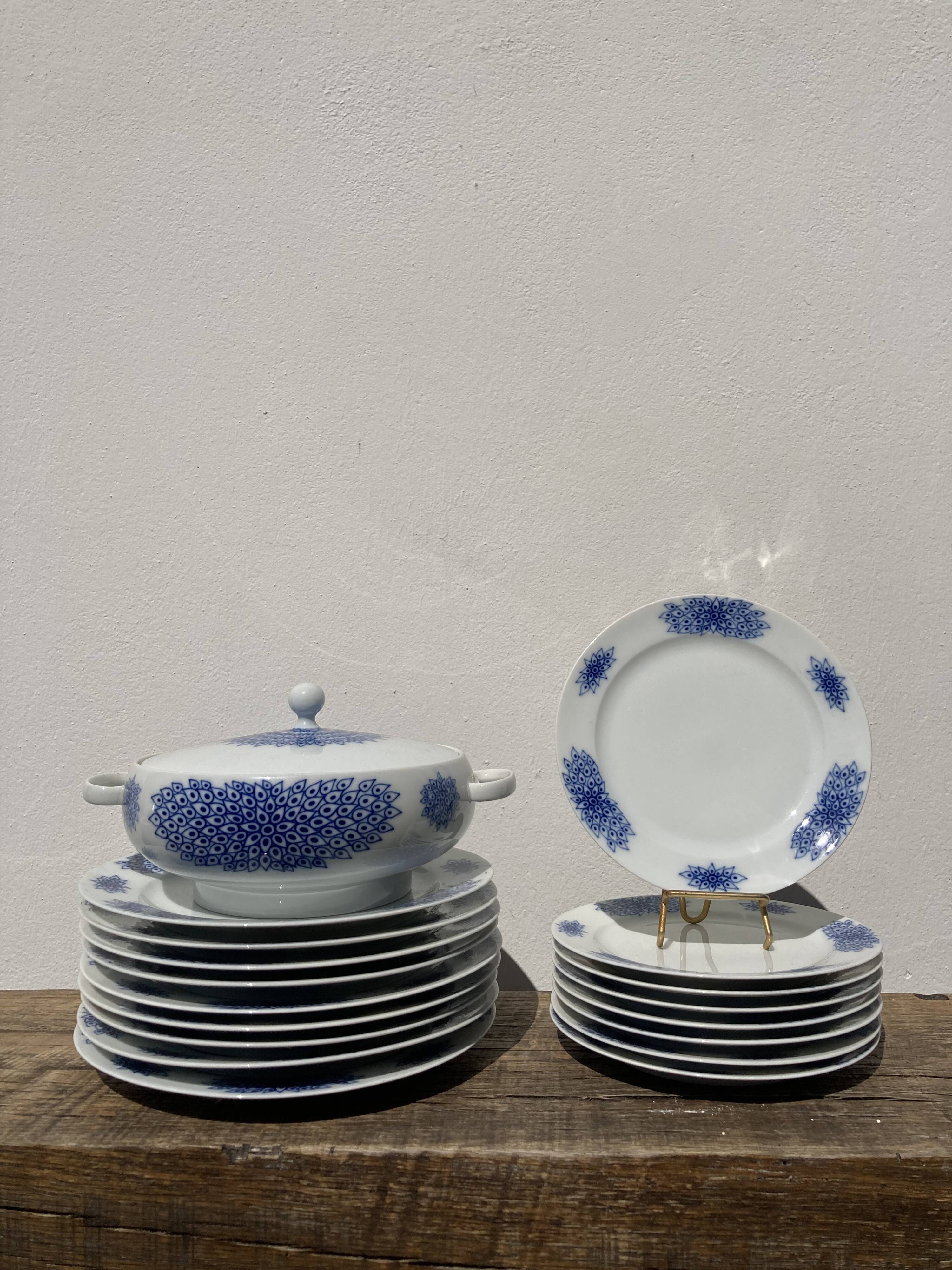 Service 8 personnes allemand bleu assiettes avec une soupière