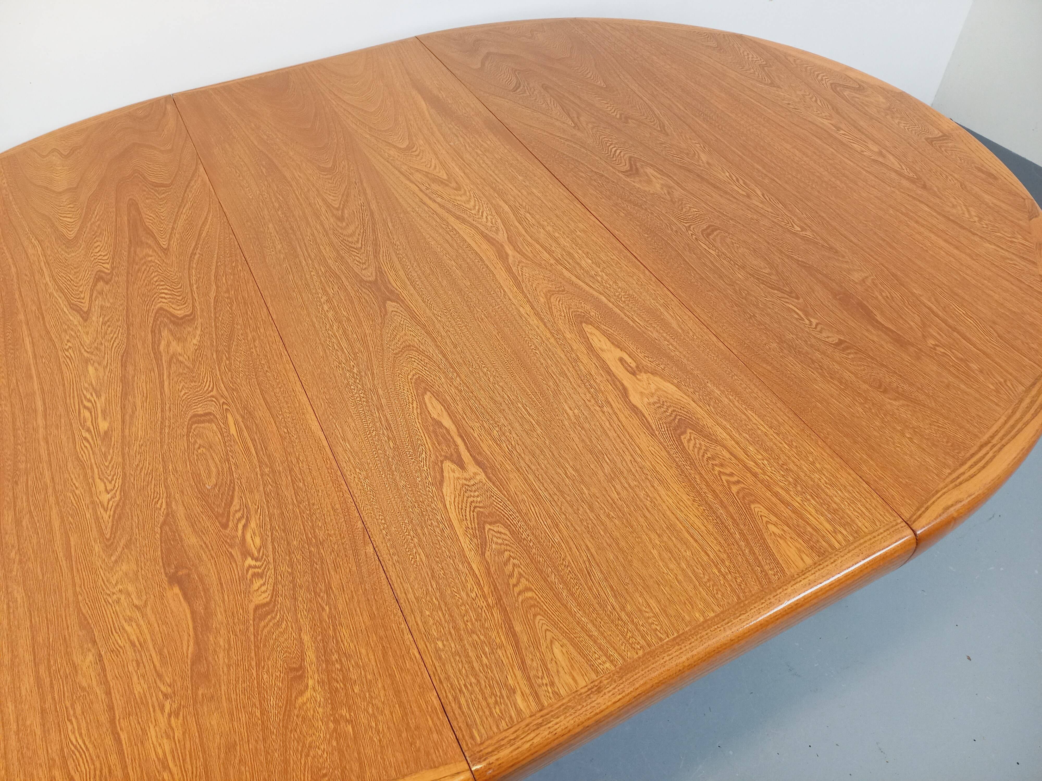 Vintage round dining table in Scandinavian style from the 60s and 70s in elm.