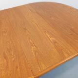 Vintage round dining table in Scandinavian style from the 60s and 70s in elm.