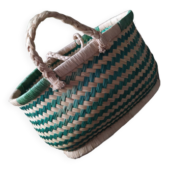 Panier tressé vert et beige