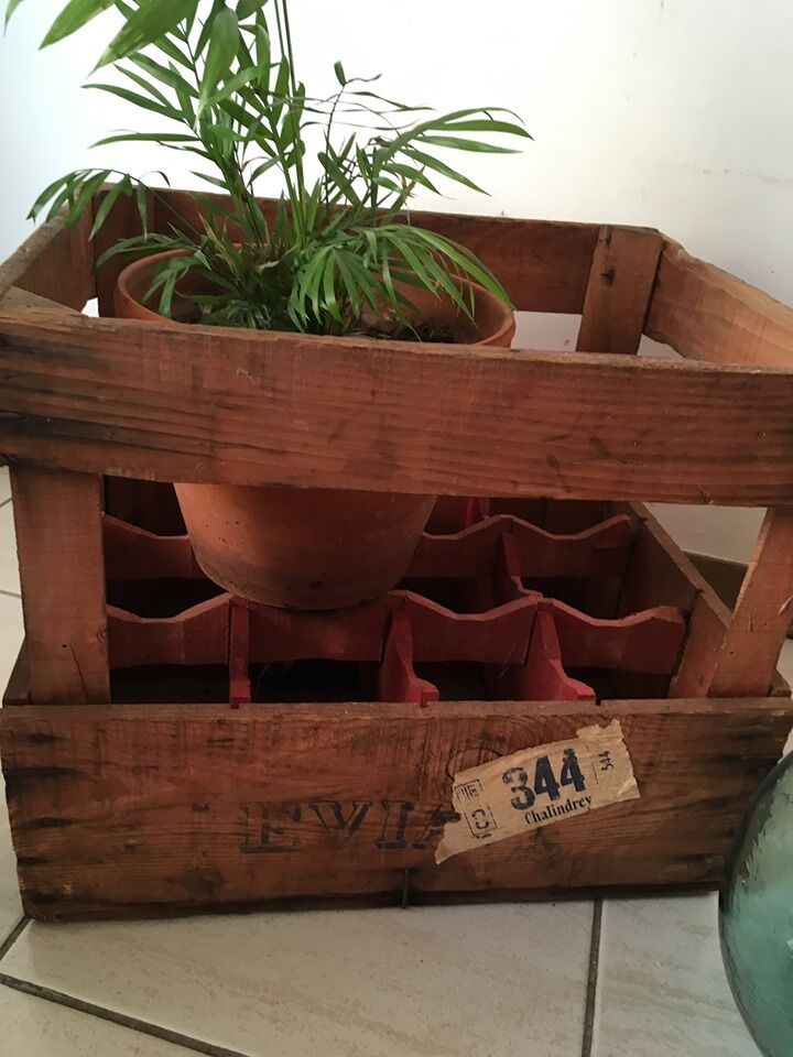 Caisse evian bottle holder