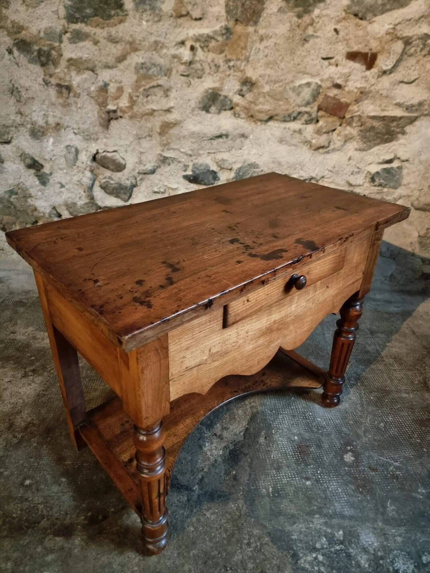Table d'appoint française ancienne en noyer et cerisier – Louis Philippe, XIXe siècle