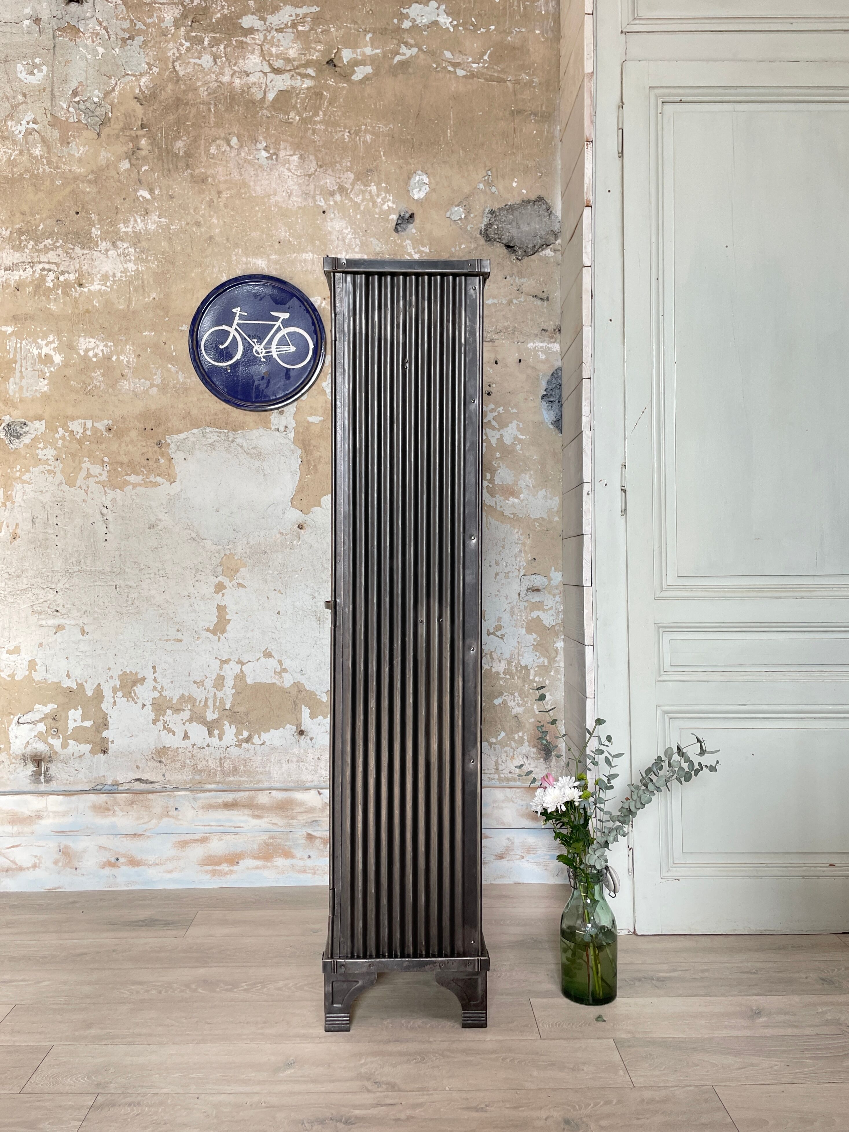 Strafor double-door corrugated iron cloakroom, circa 1920.