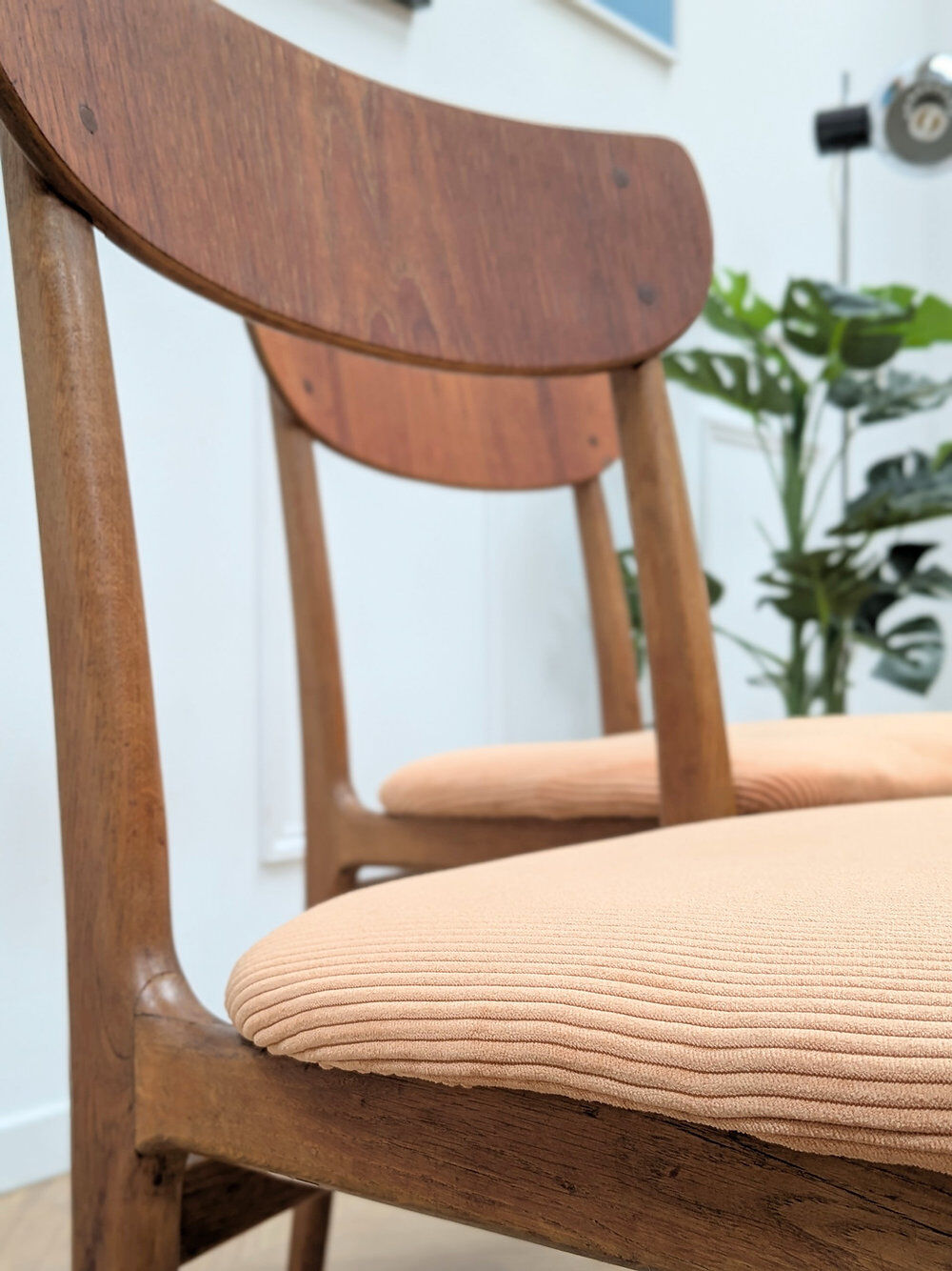 Set of 2 vintage chairs