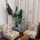 Paire de chauffeuses — tissu chinoiserie oiseaux exotiques
