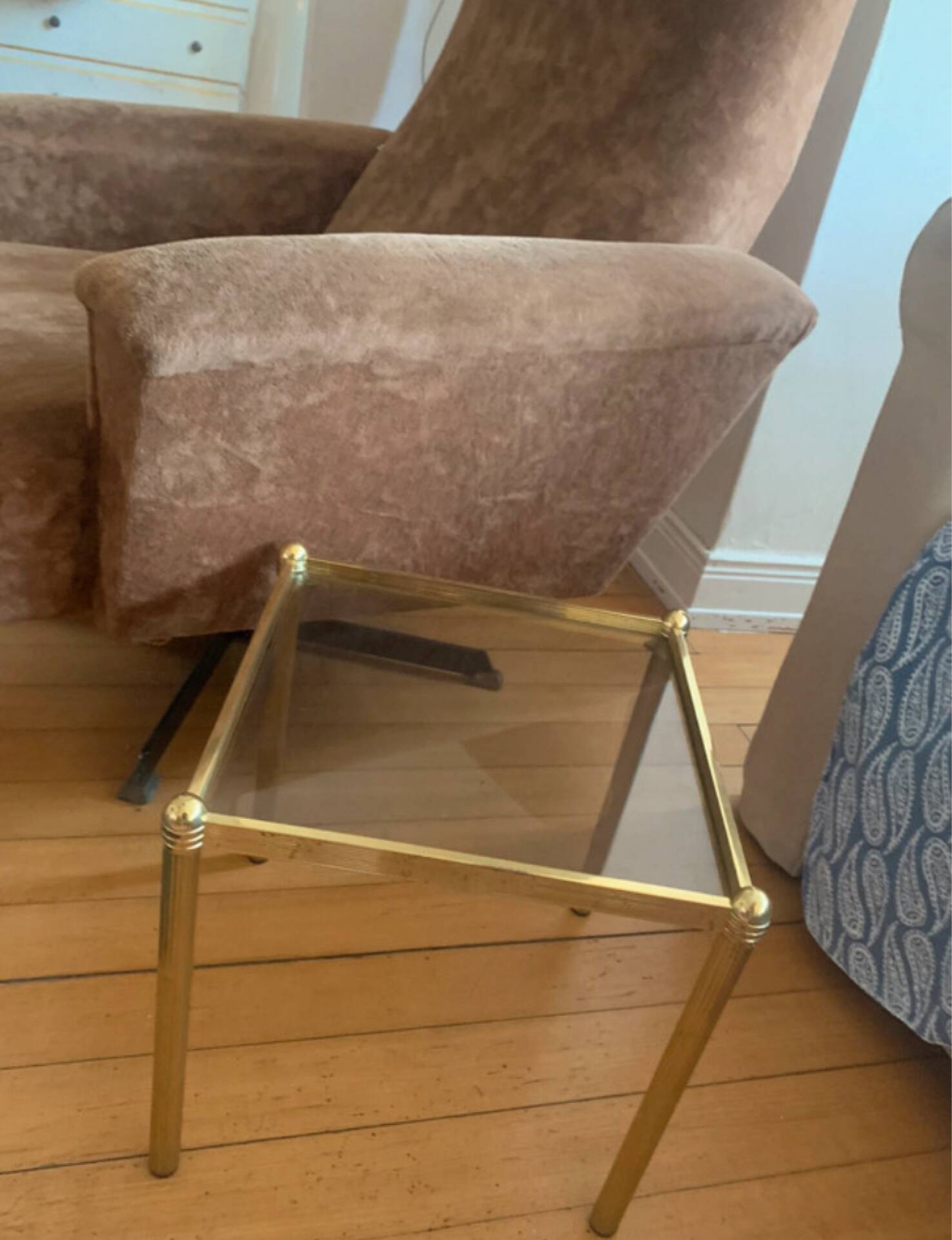 Authentique Table d'Appoint Hollywood Regency — Laiton Patiné et Verre