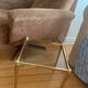 Authentique Table d'Appoint Hollywood Regency — Laiton Patiné et Verre