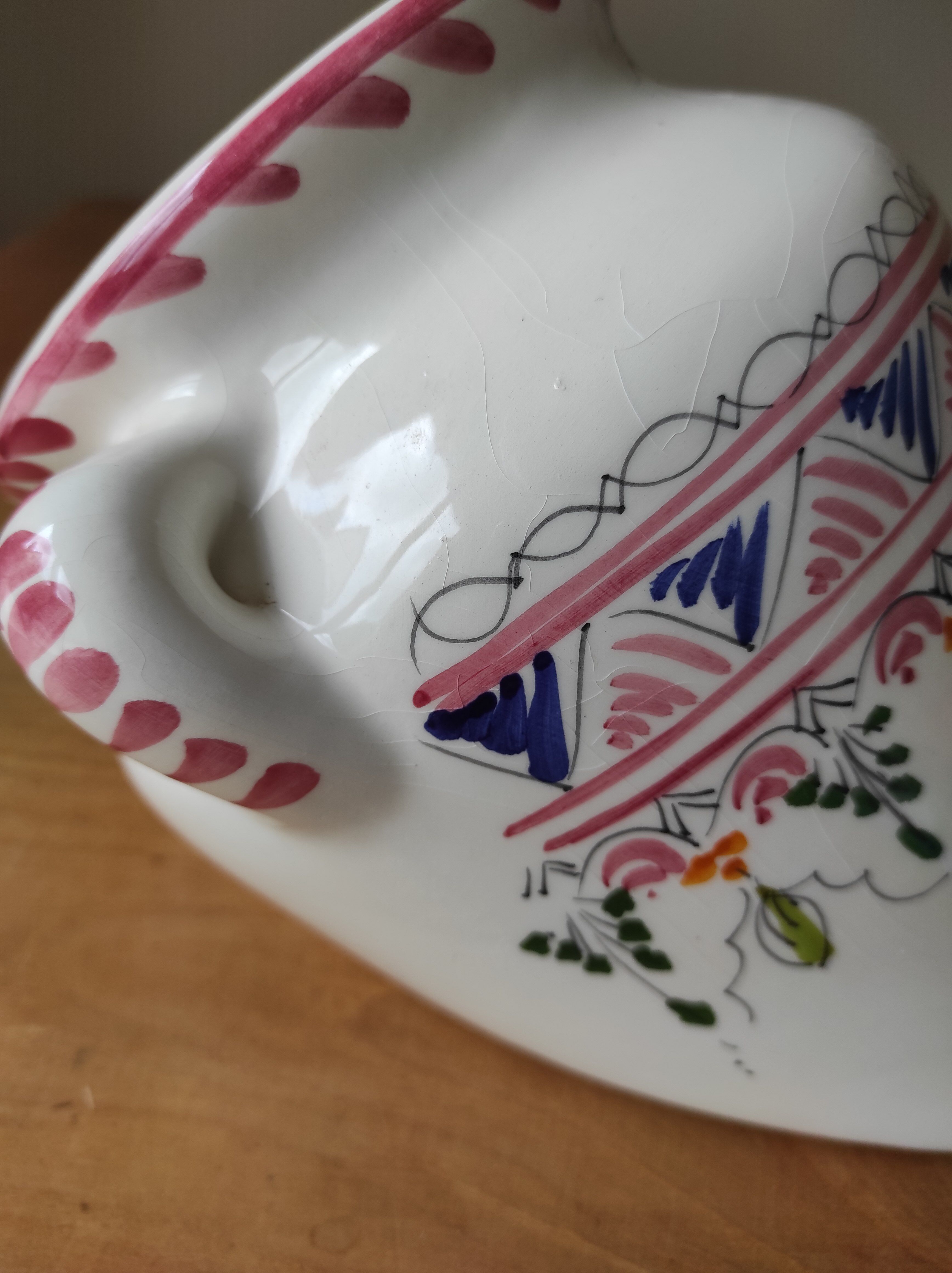 Wall-mounted ceramic bouquet holder