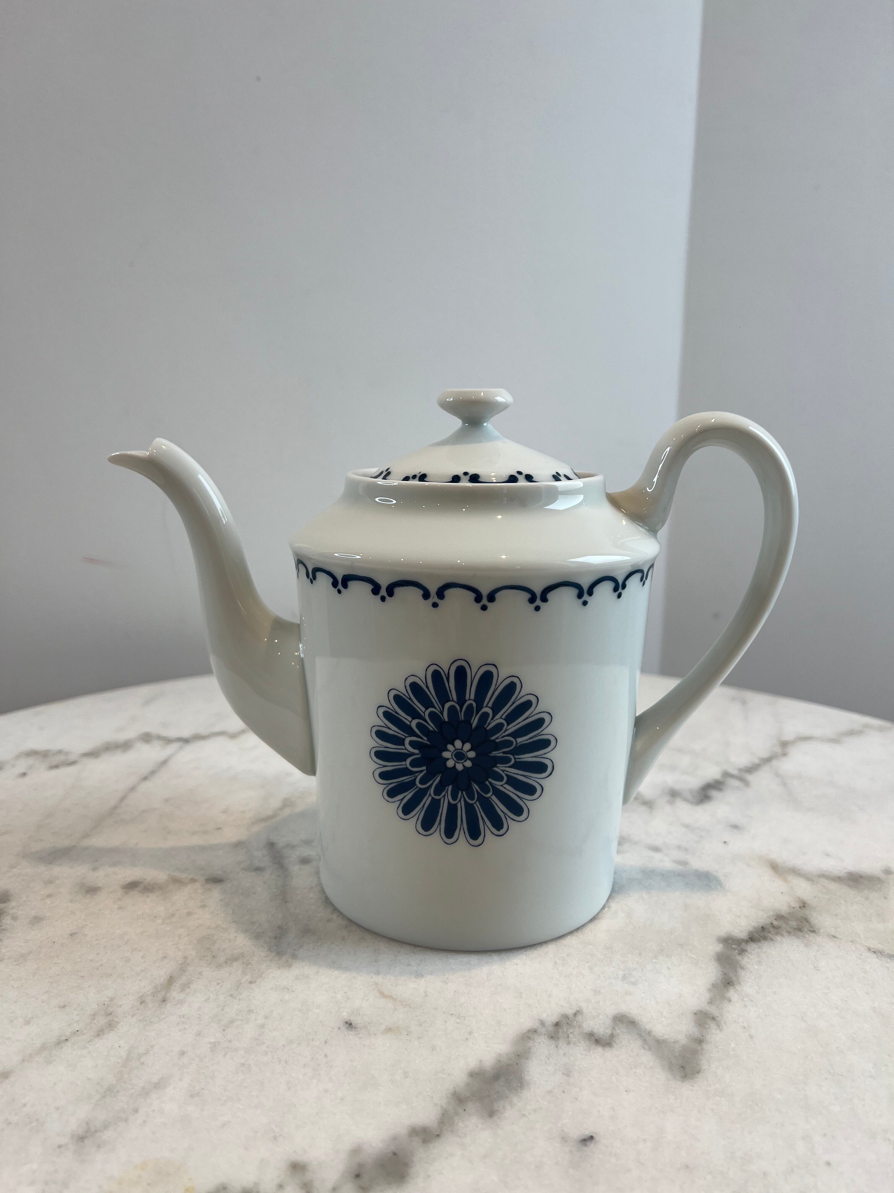 Teapot from the porcelain factory of Paris.