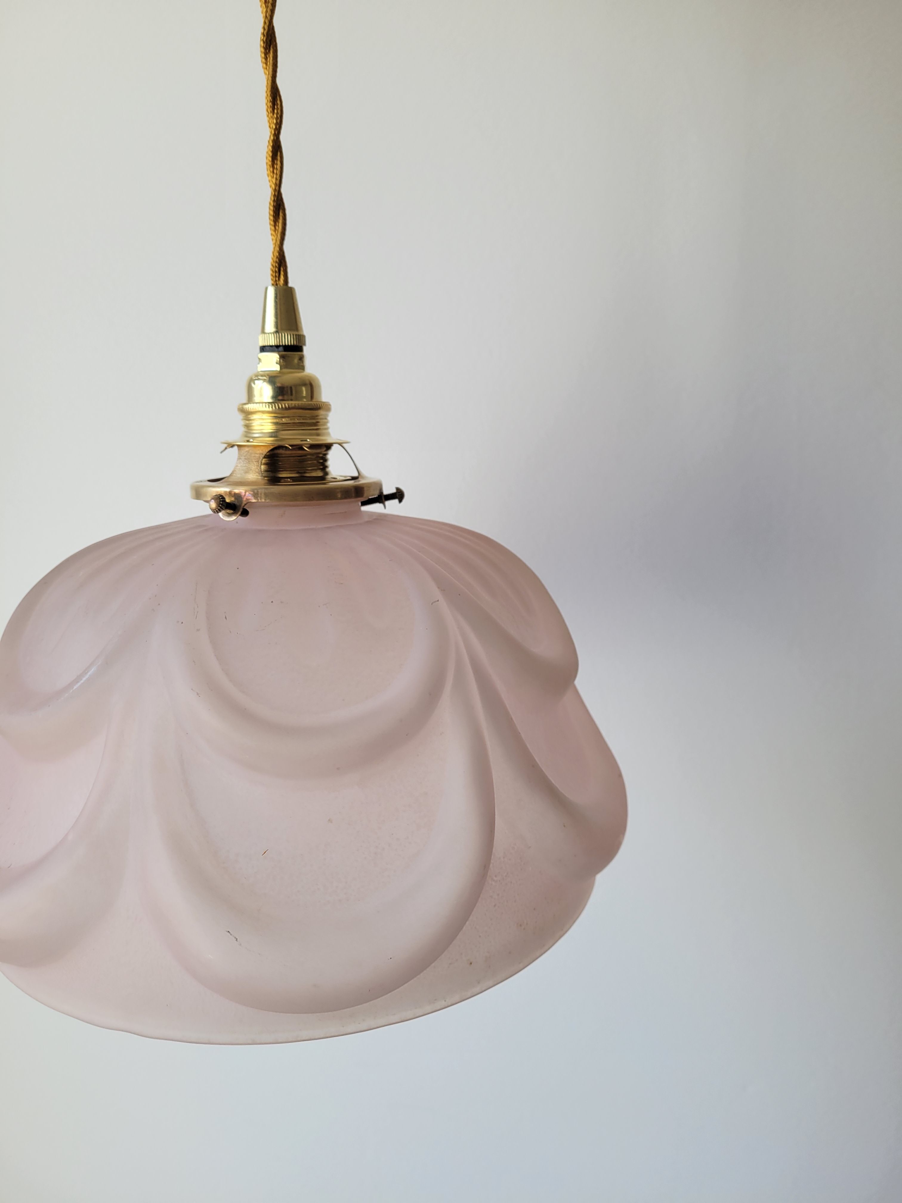 Suspension en verre moulé rose