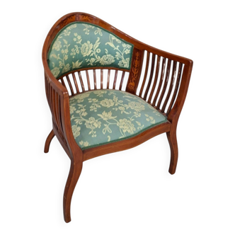 Elegante Poltrona da Camera in Ciliegio Intarsiato