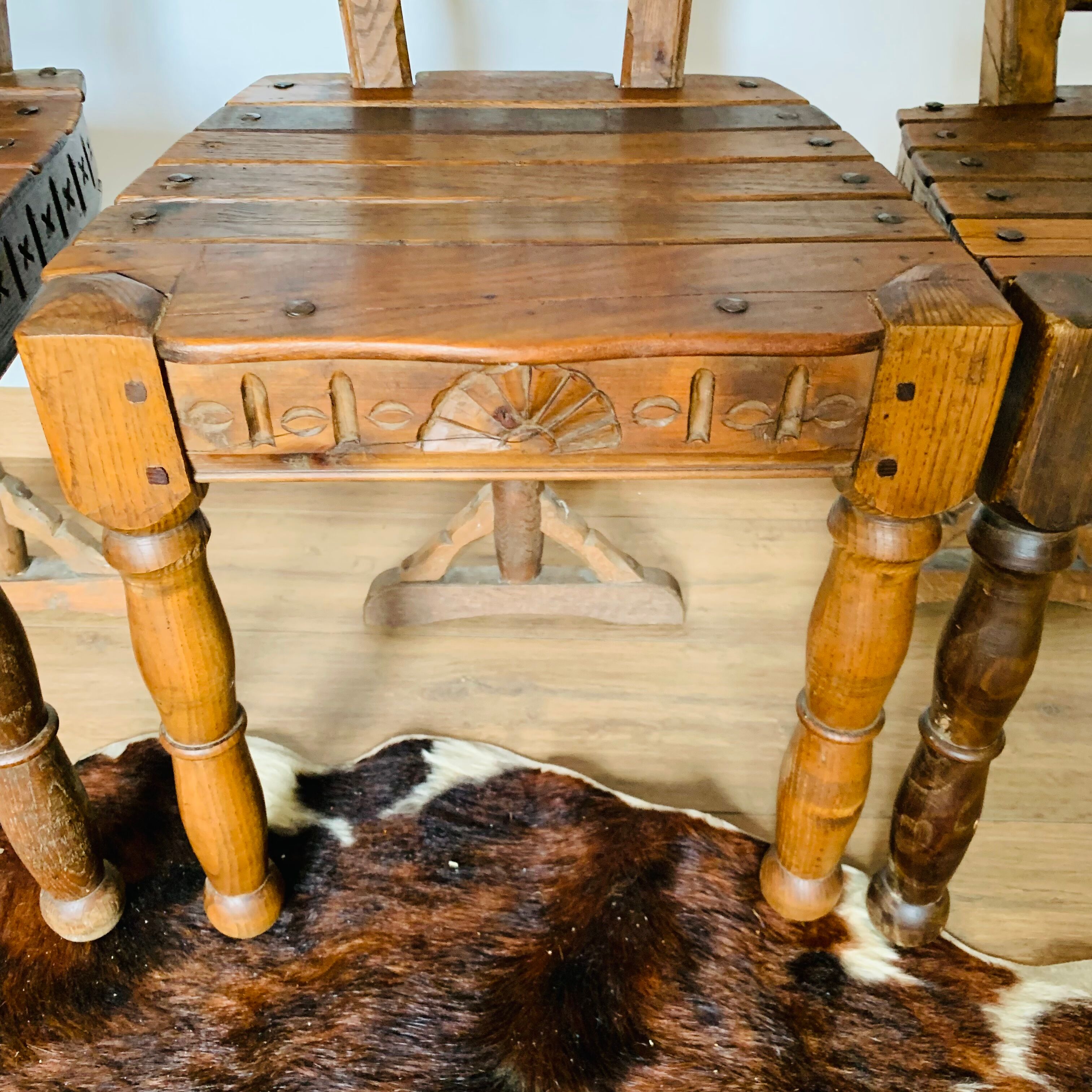 Ensemble de 5 chaises en bois, travail artisanal