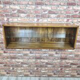 Vitrine suspendue en noyer après rénovation. Style vintage / loft / sur mesure