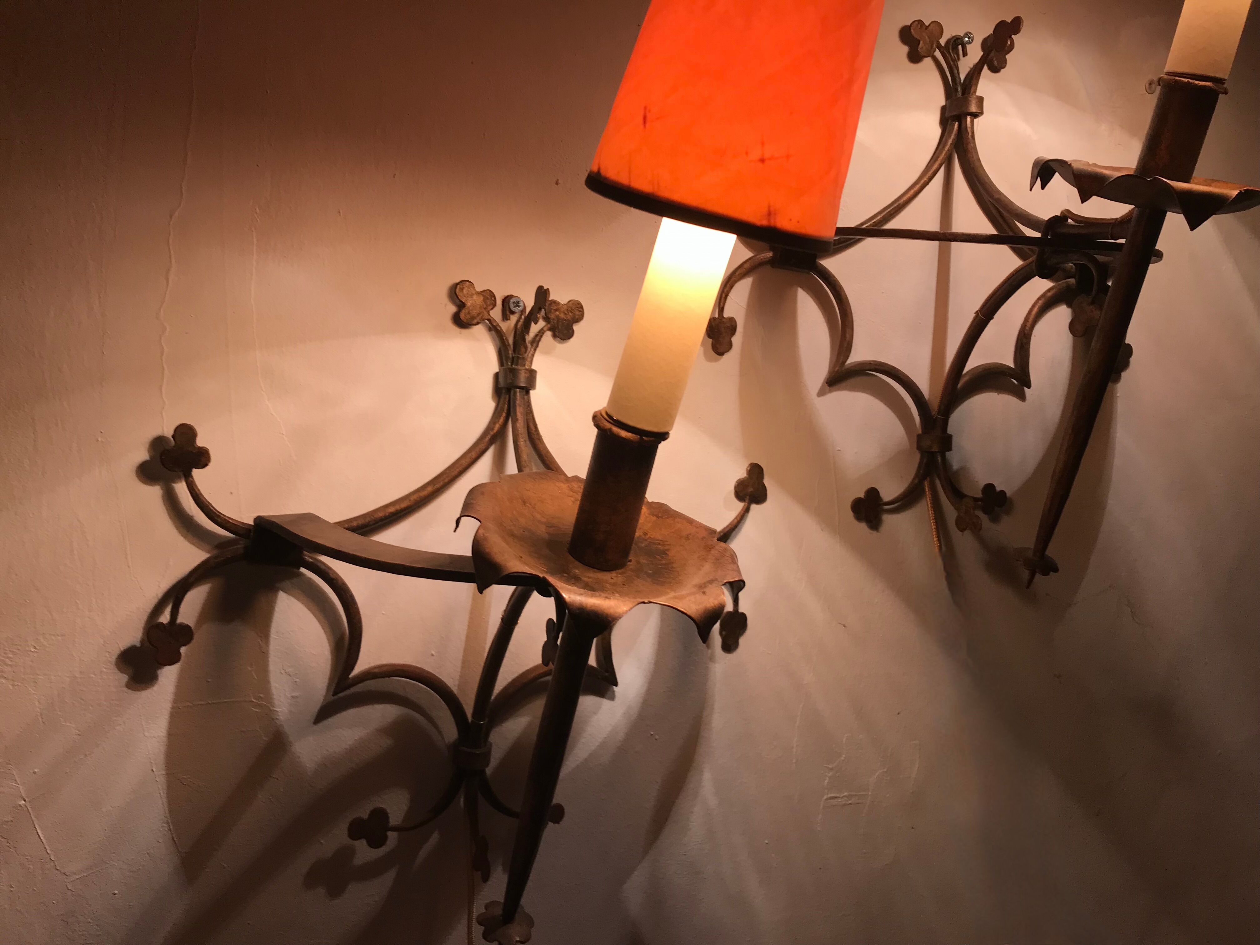 Pair of gilded metal sconces decorated with clovers.