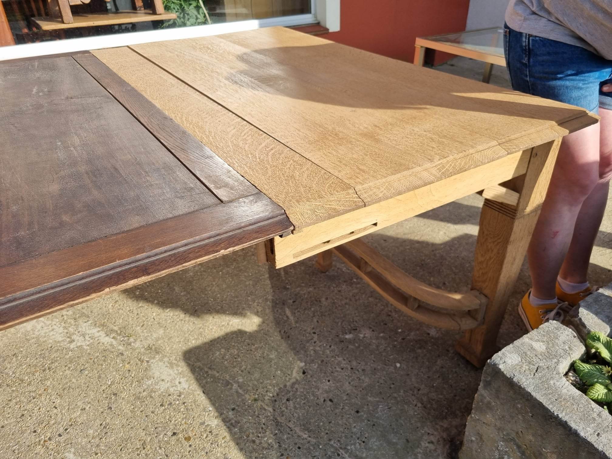 Extendable oak table