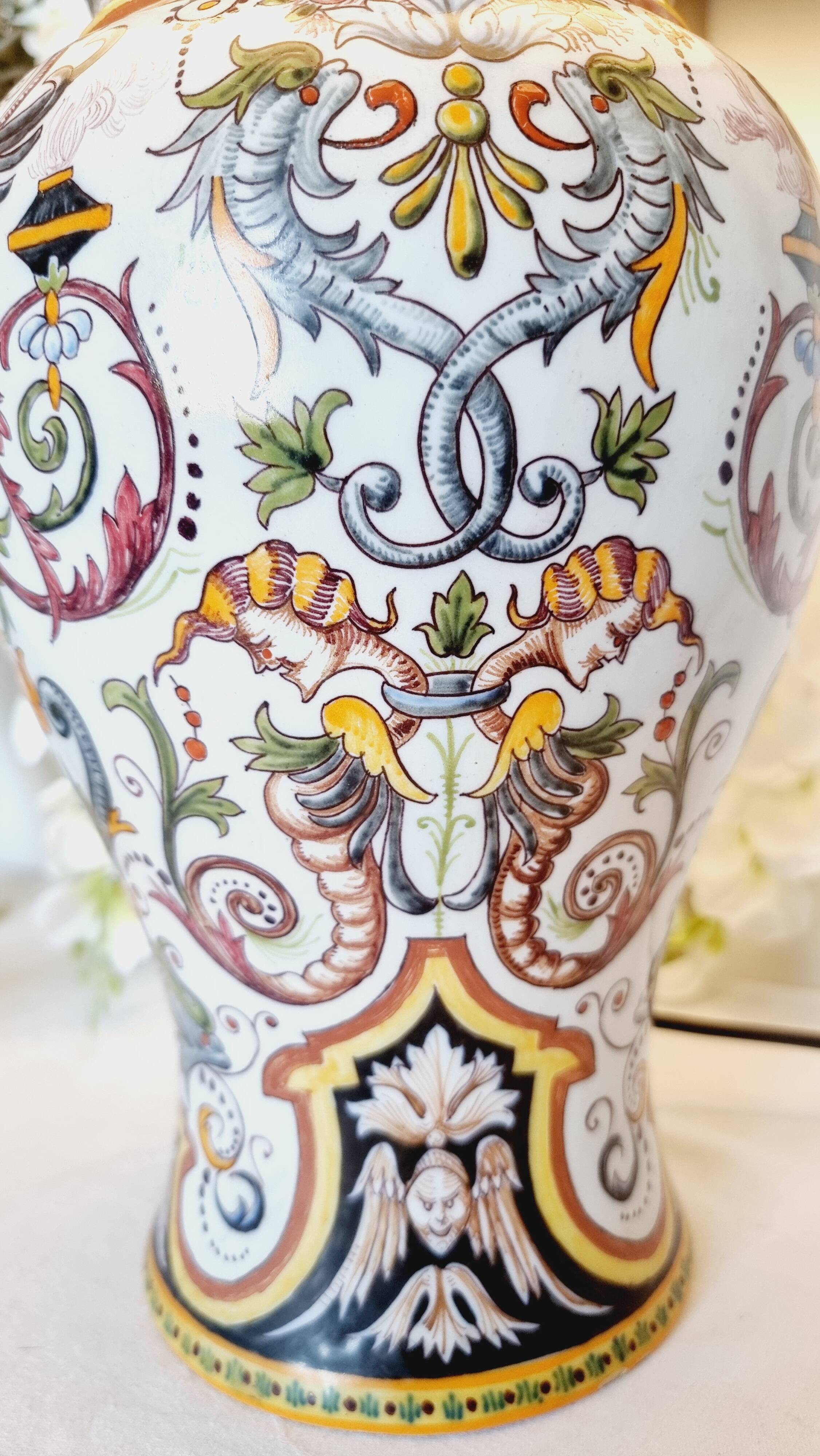 Table lamp in fine earthenware, 1950, in Renaissance style.