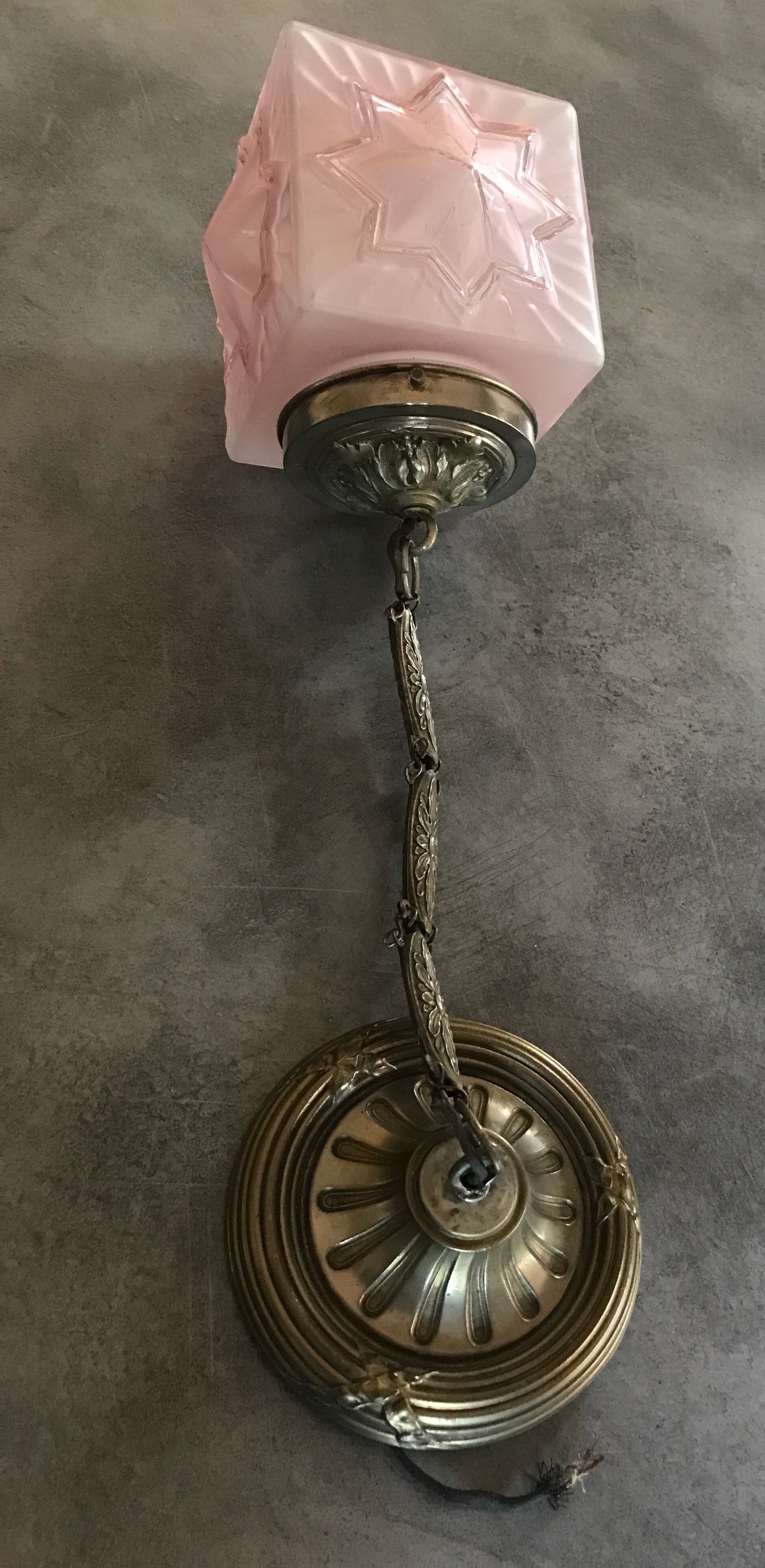 Suspension art déco abat-jour carré verre dépoli rose motifs d’étoiles