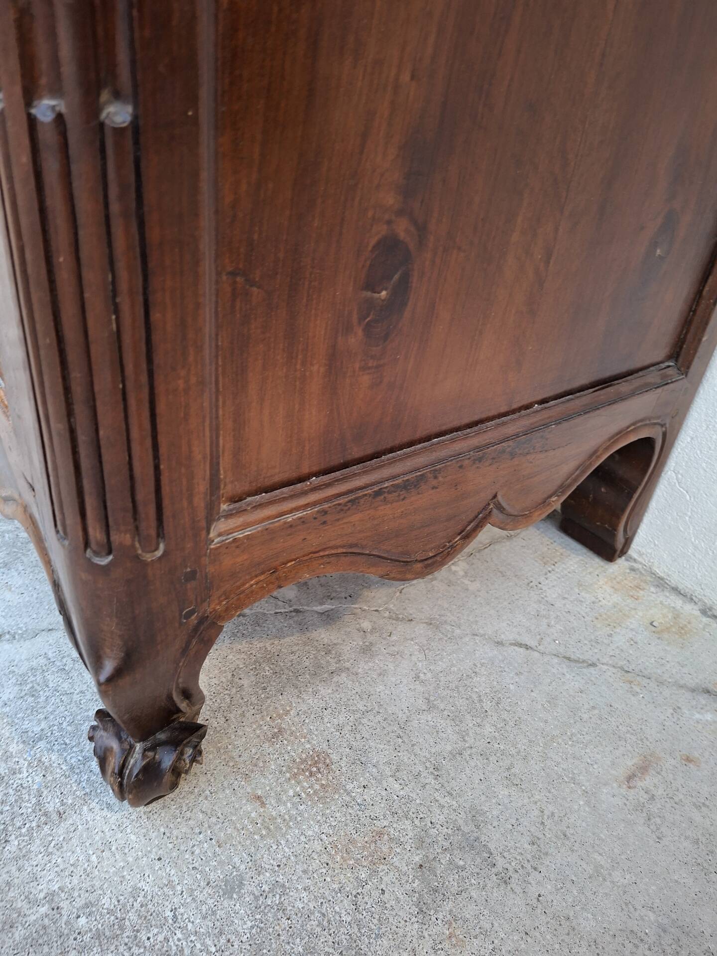 Louis XV style commode in solid walnut, 19th century rustic.