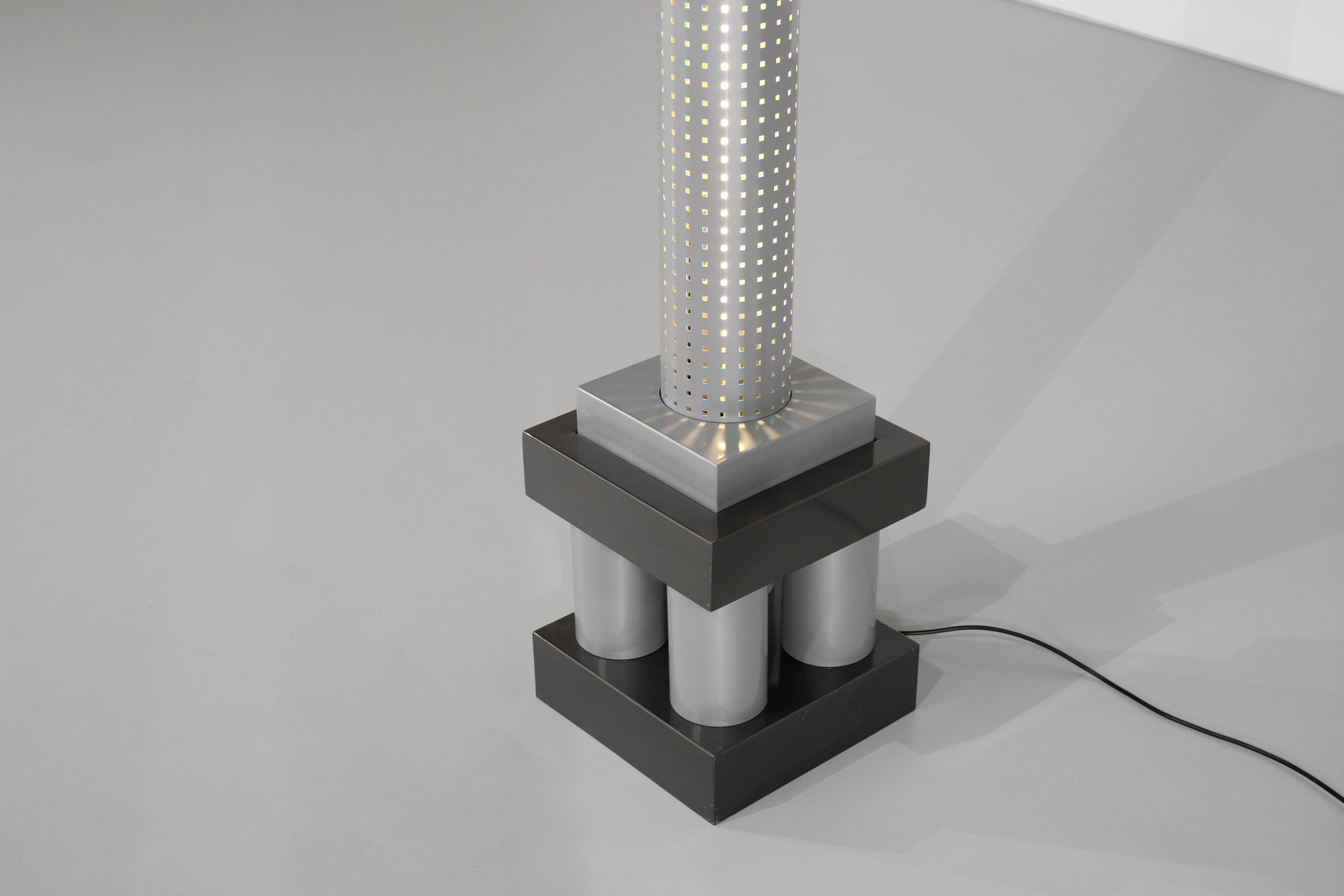 Floor lamp model "Chicago Tribune" in grey and silver enamelled metal, with