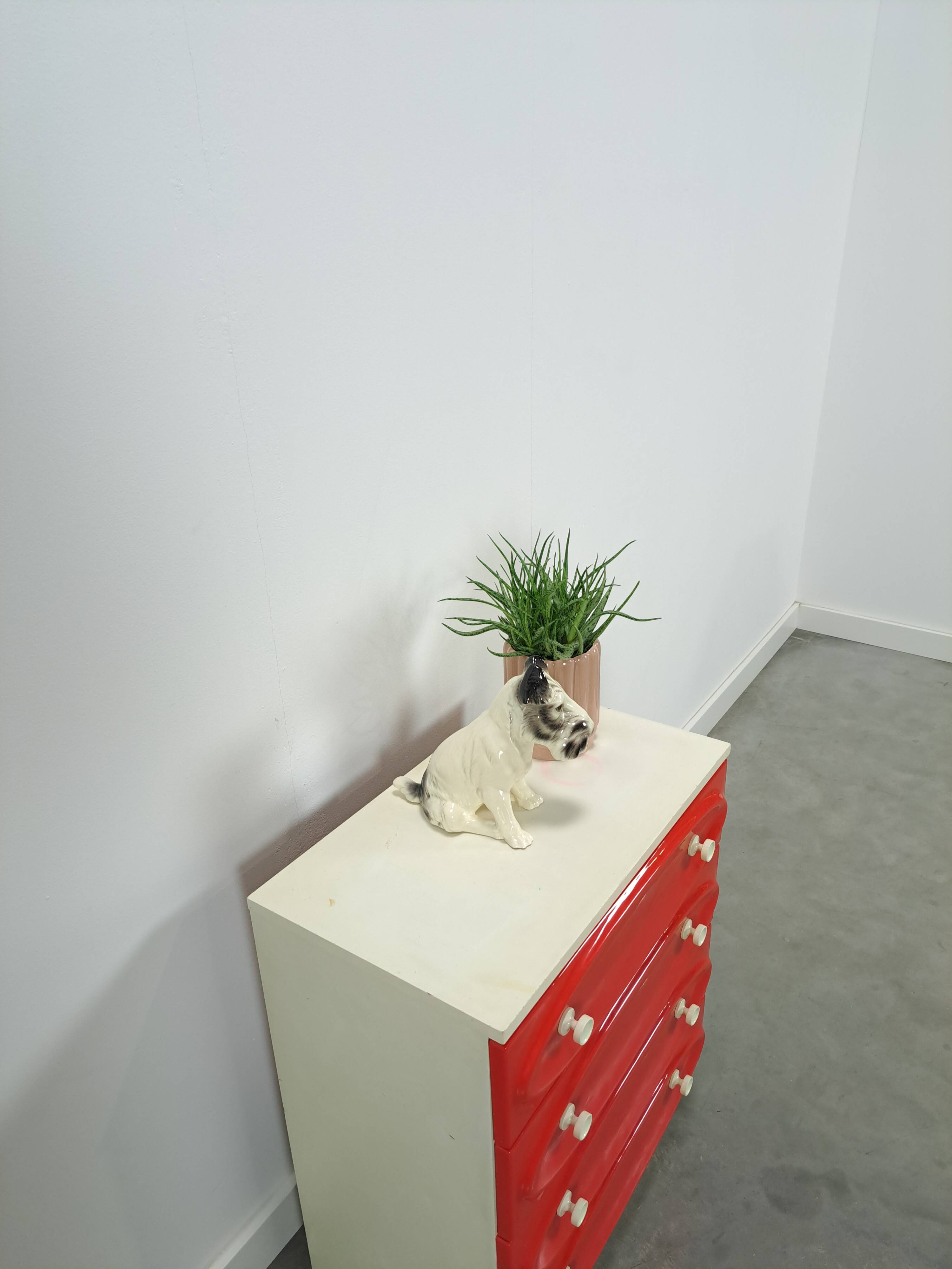 Vintage ladekast met rood roze kunststof lades 1970