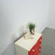 Vintage ladekast met rood roze kunststof lades 1970