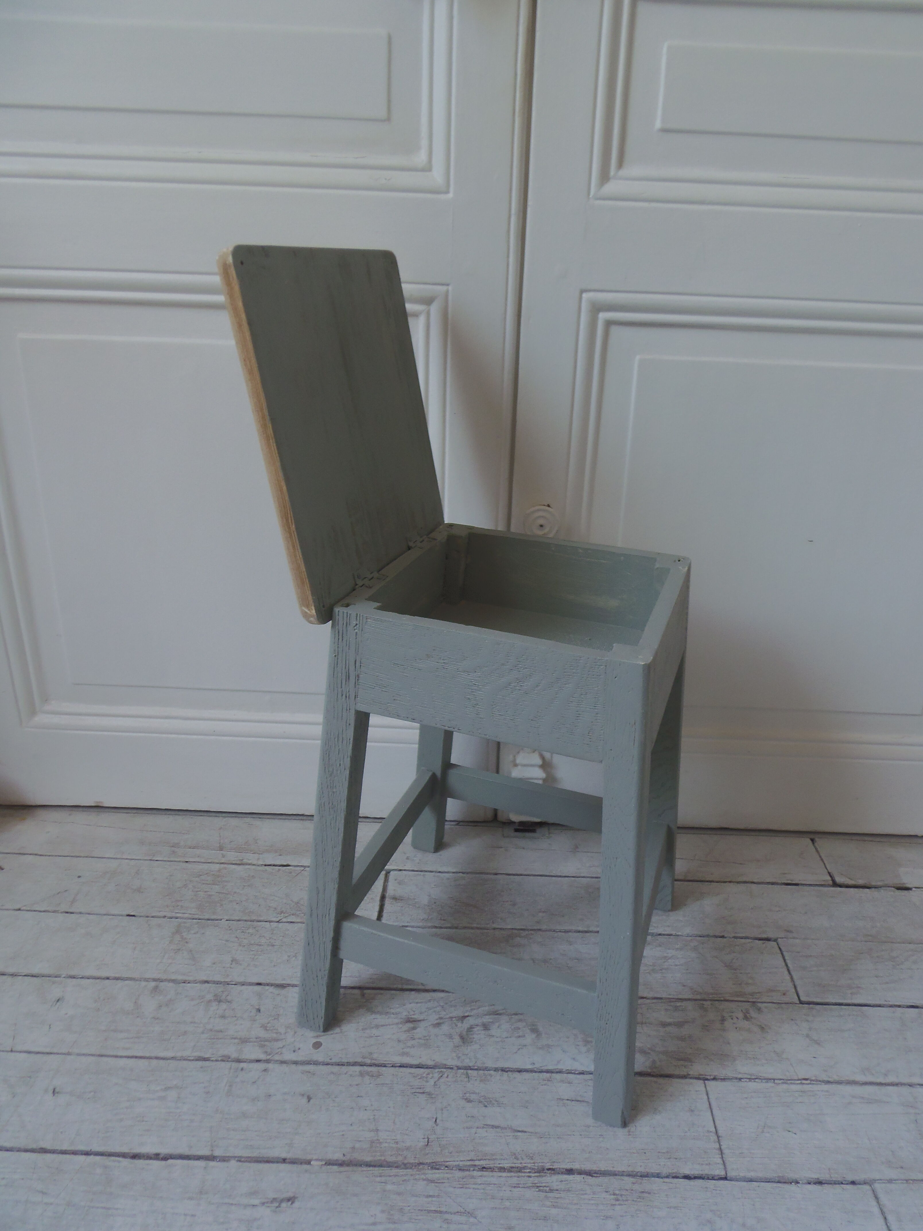 Vintage shoeshine stool base green of gray, wooden seat