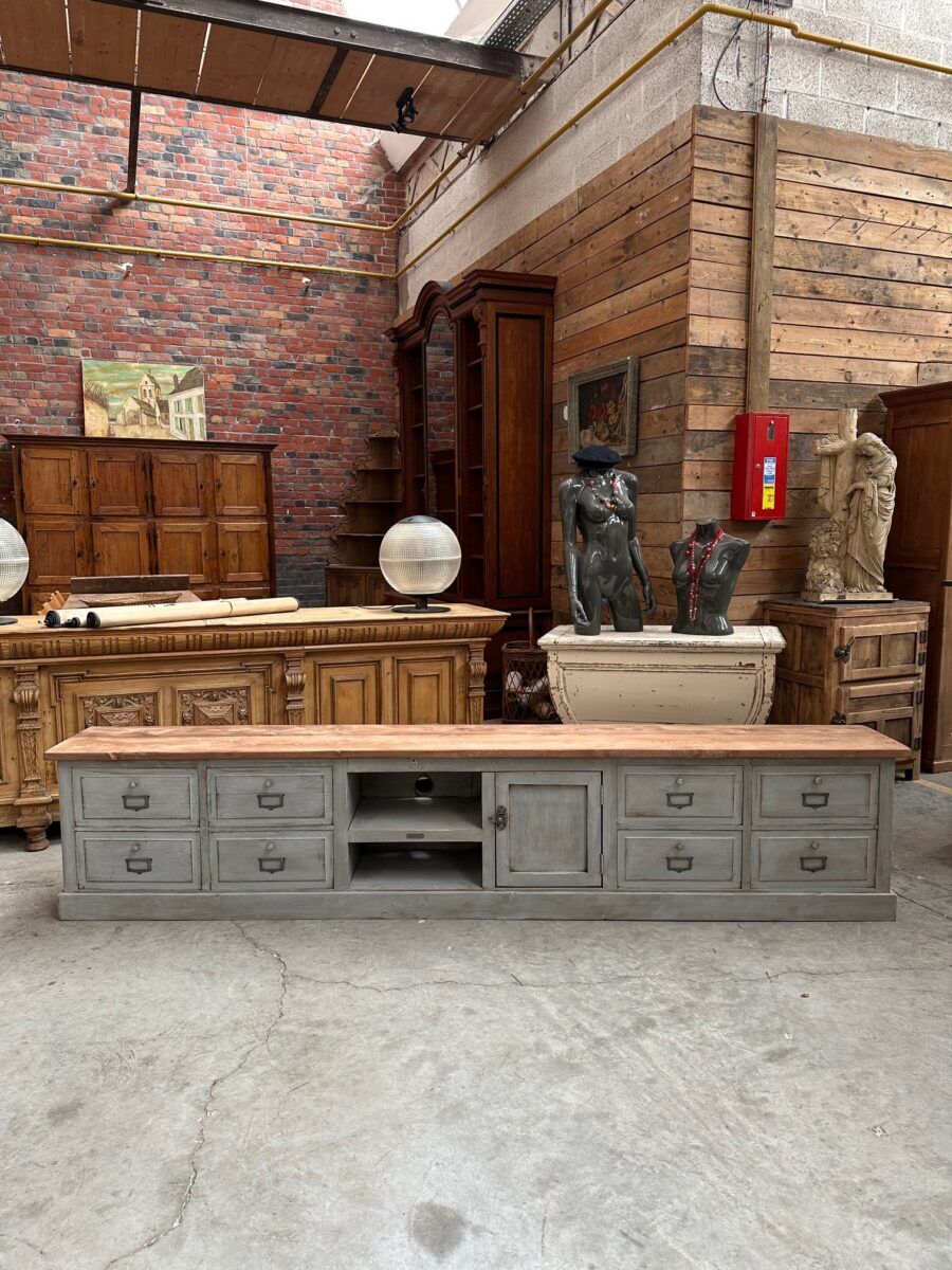 Ancien meuble de métier transformé en meuble télé