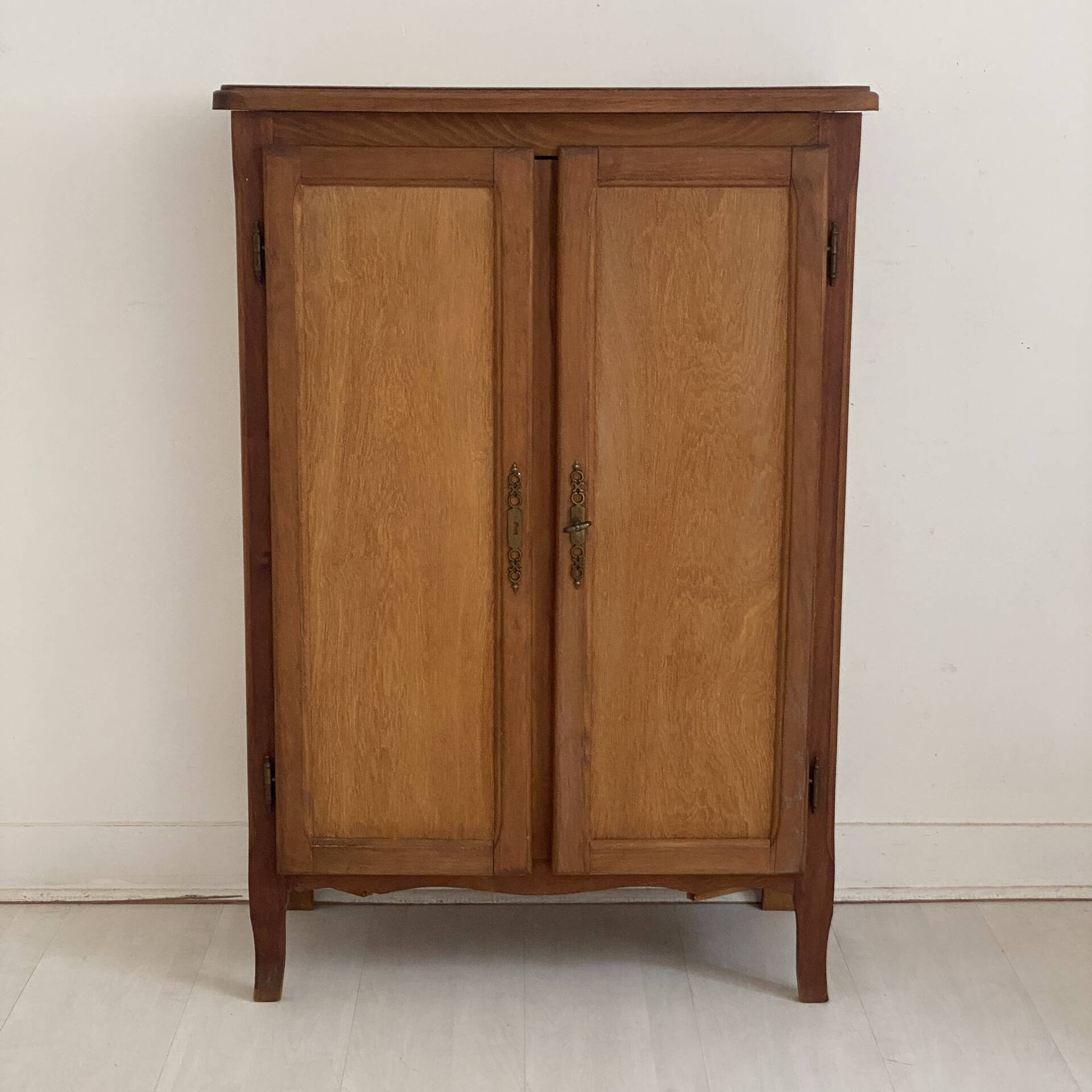 Buffet parisien rangement chaussure vintage 1970's  Hauteur : 101,5 cm