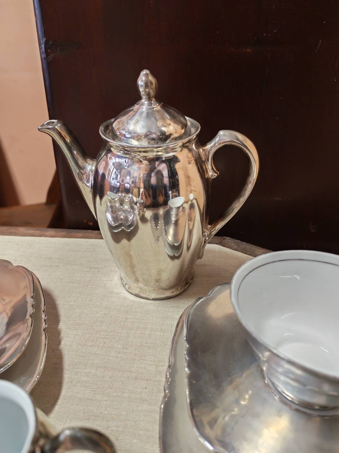 Breakfast set with tea or coffee in porcelain.