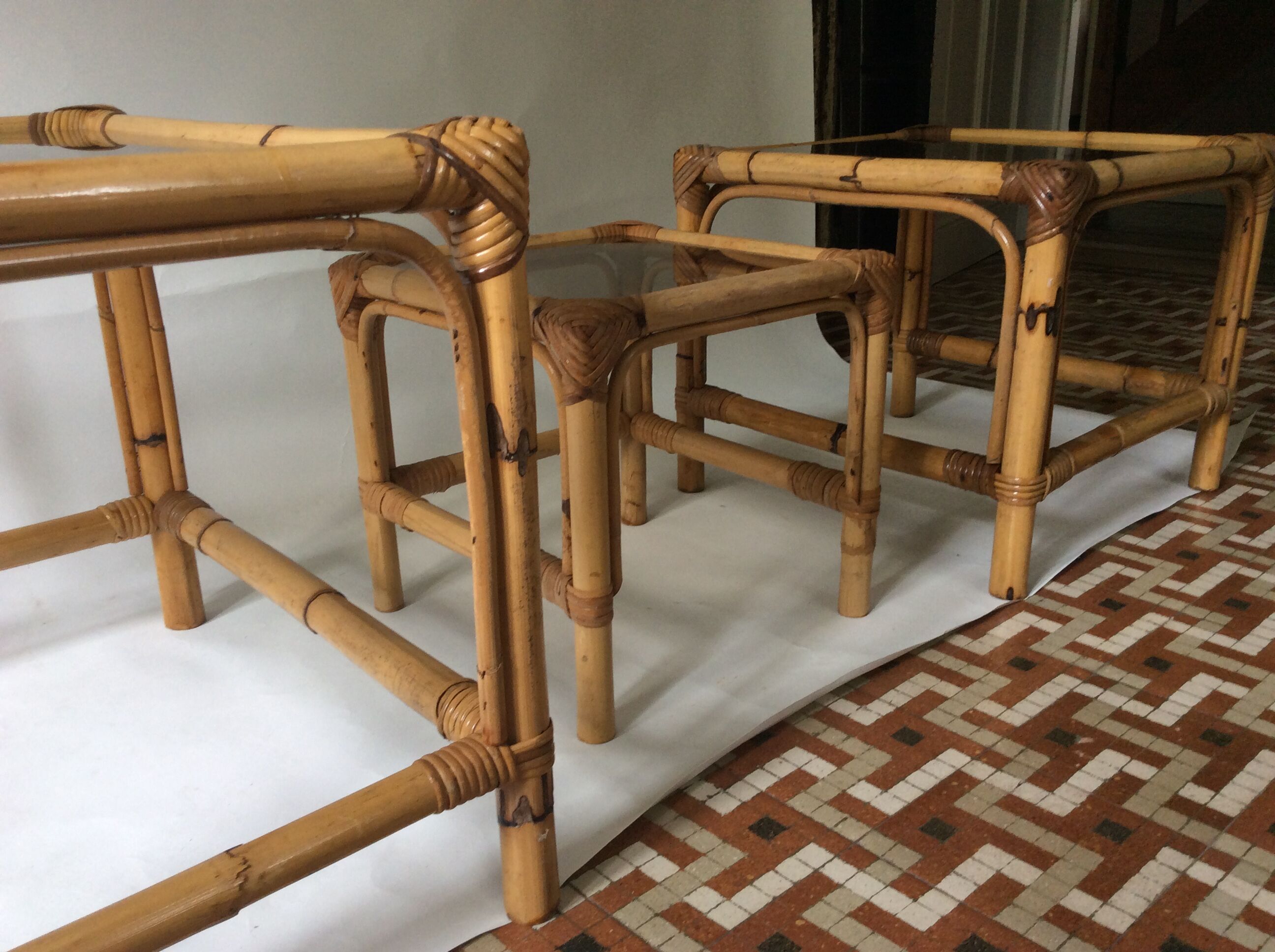 Trio de tables basses en rotin vintage