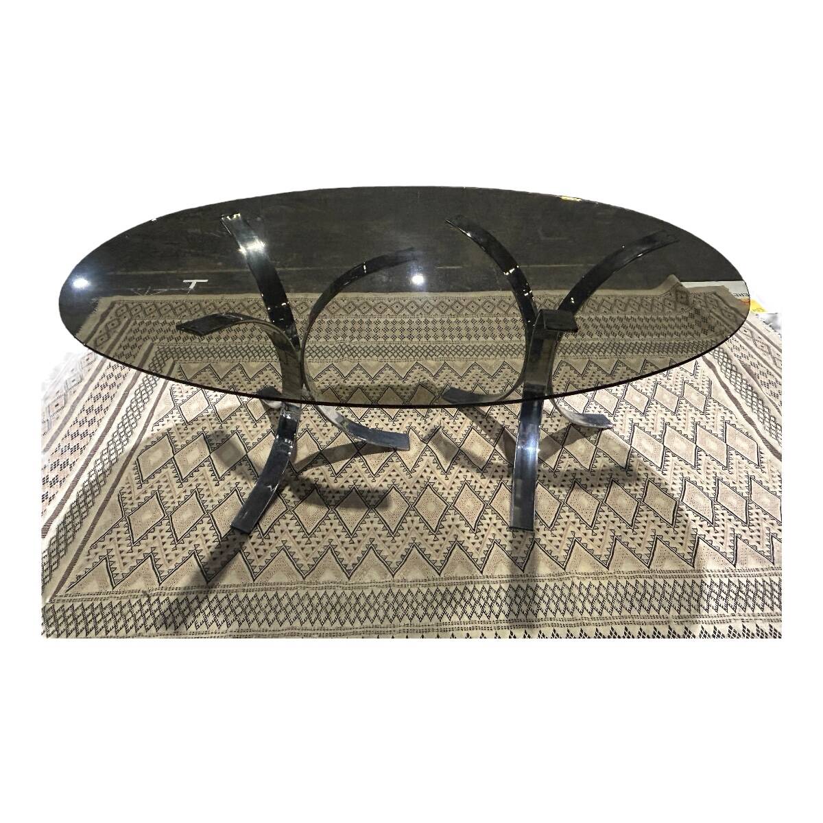 table en verre fumé et pieds en métal chromé
