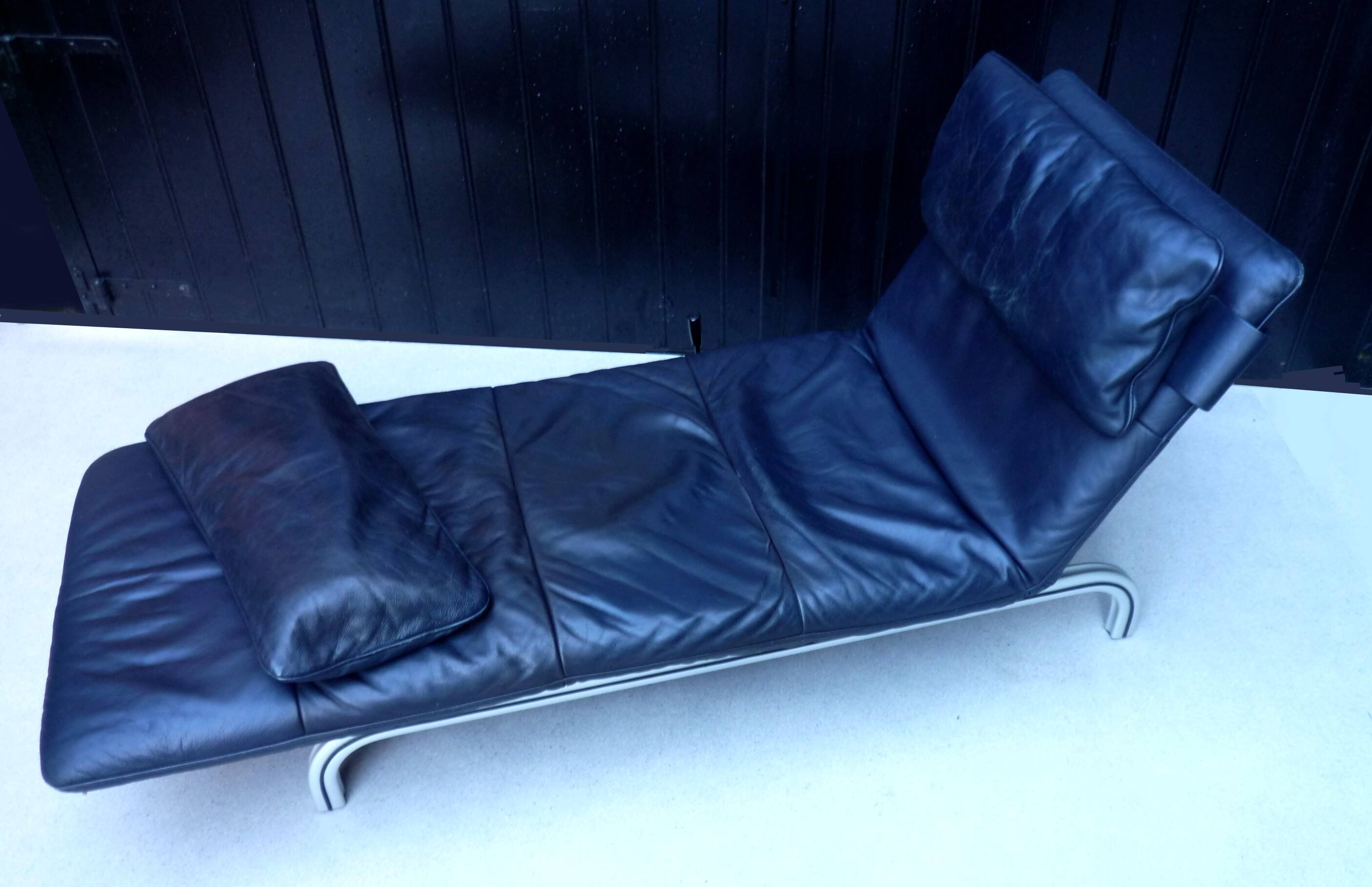 XDark brown leather chaise longue