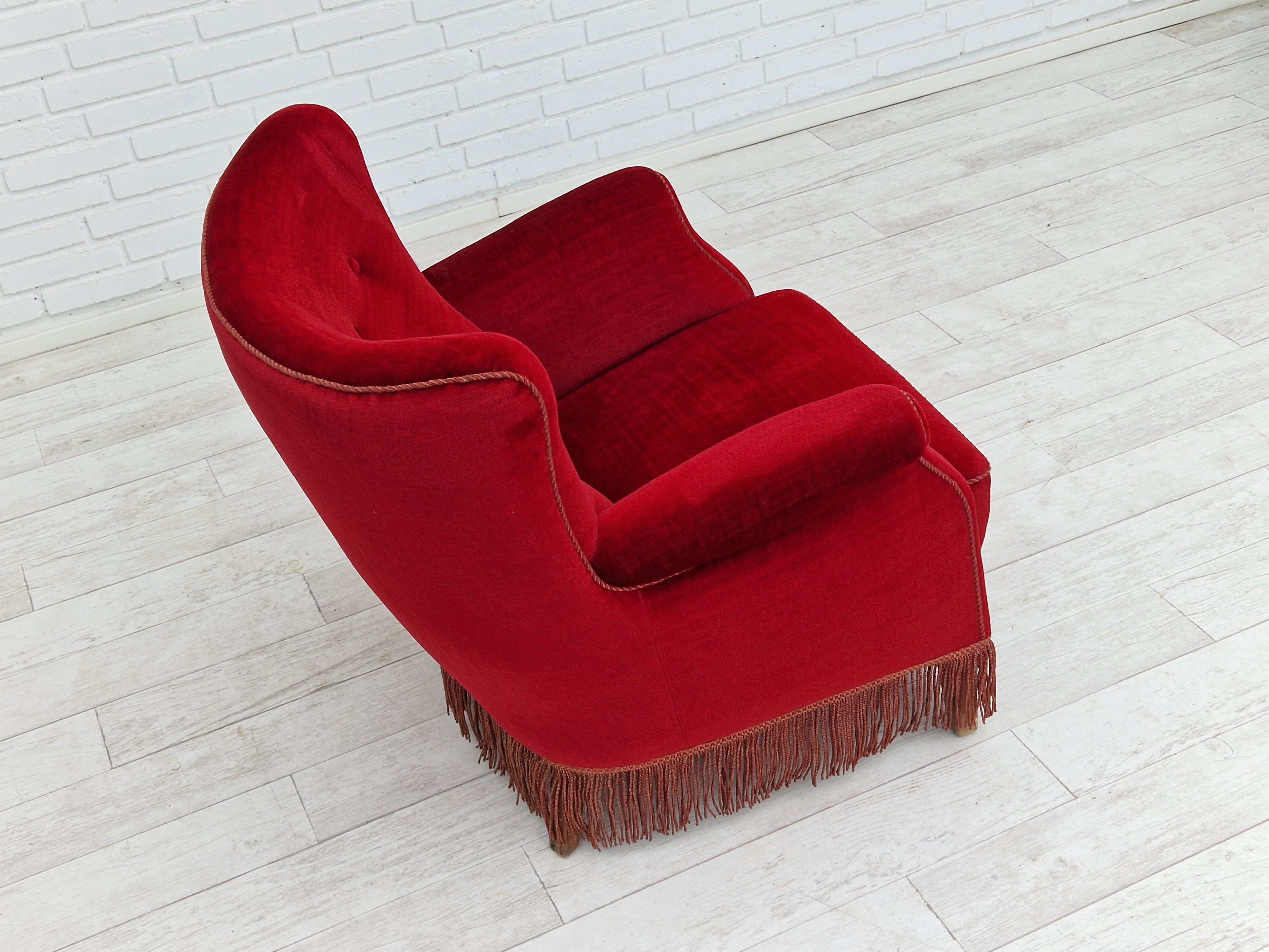 Fauteuil vintage danois en velours rouge cerise, 1960