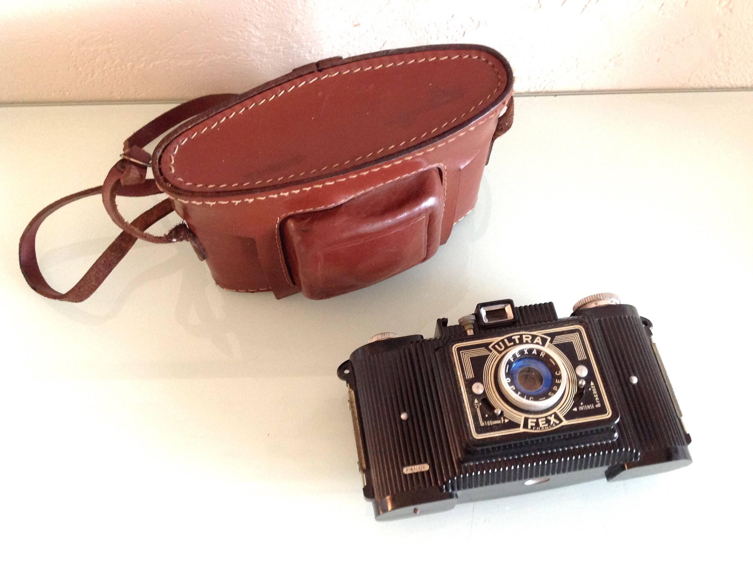 Appareil photo argentique Ultra Fex avec étui en cuir années 60