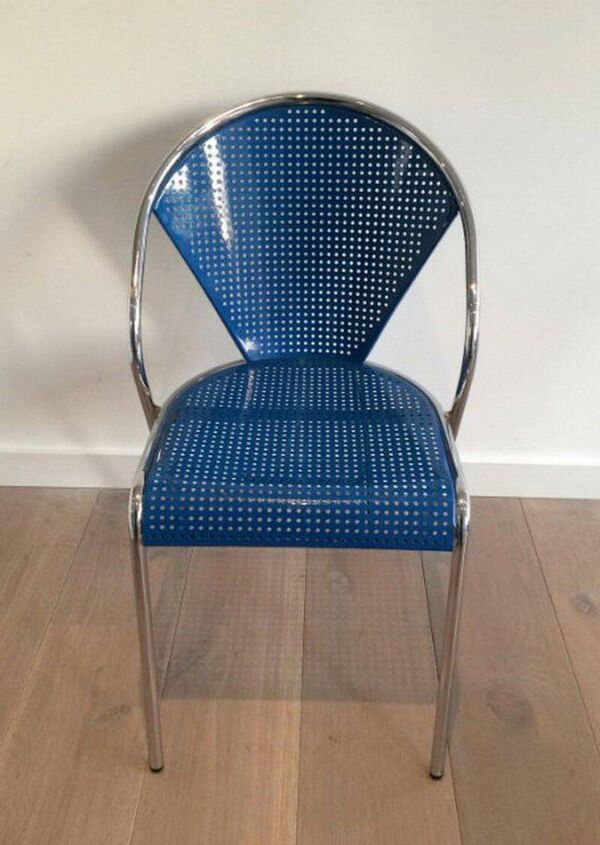 Suite de 4 chaises chromées à assises perforées en métal laqué bleu