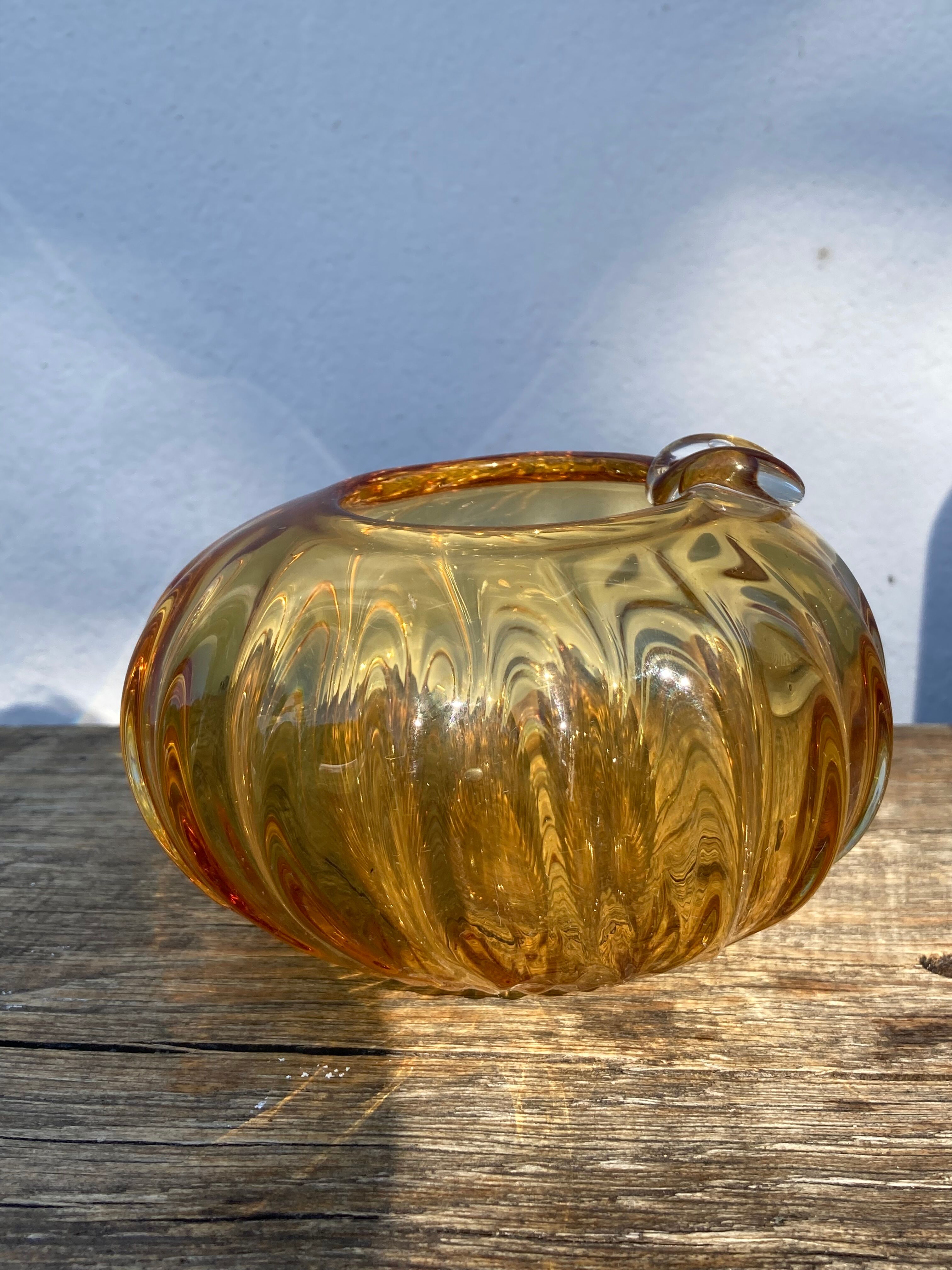 Cendrier en verre soufflé de Murano ambré marron boule torsadé