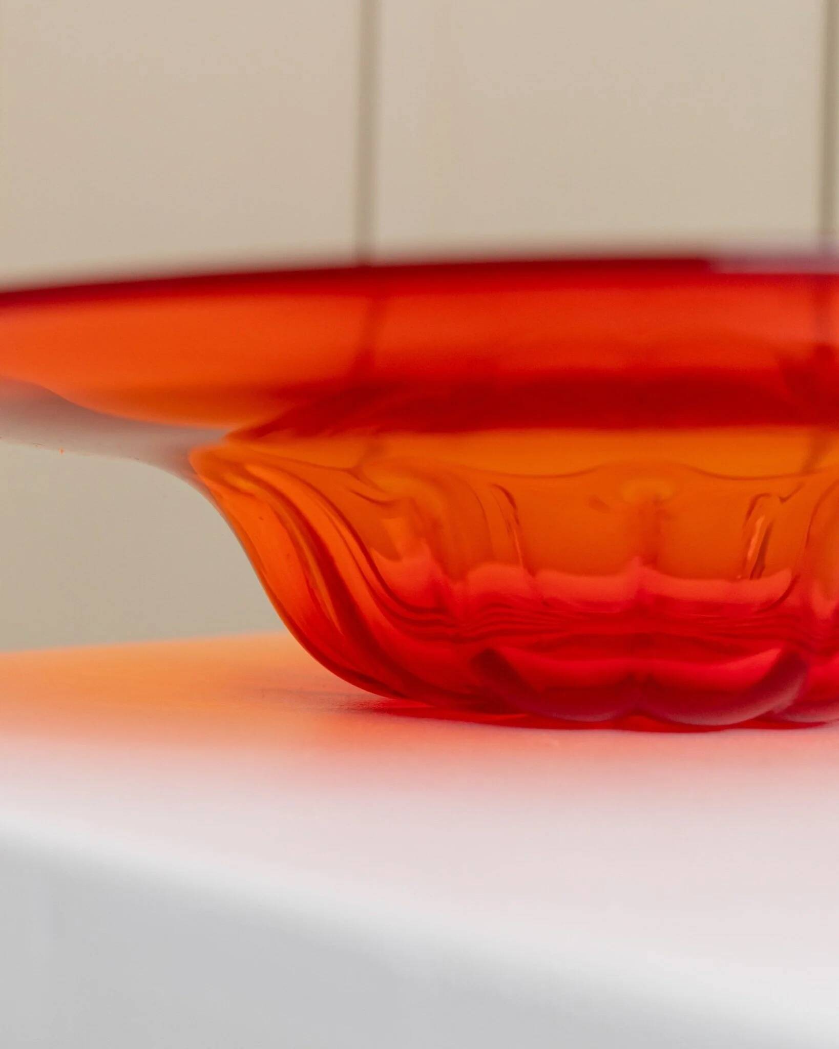 Bol en verre de Murano XL, années 1920, rouge vif avec médaillon central strié, verre décoratif.