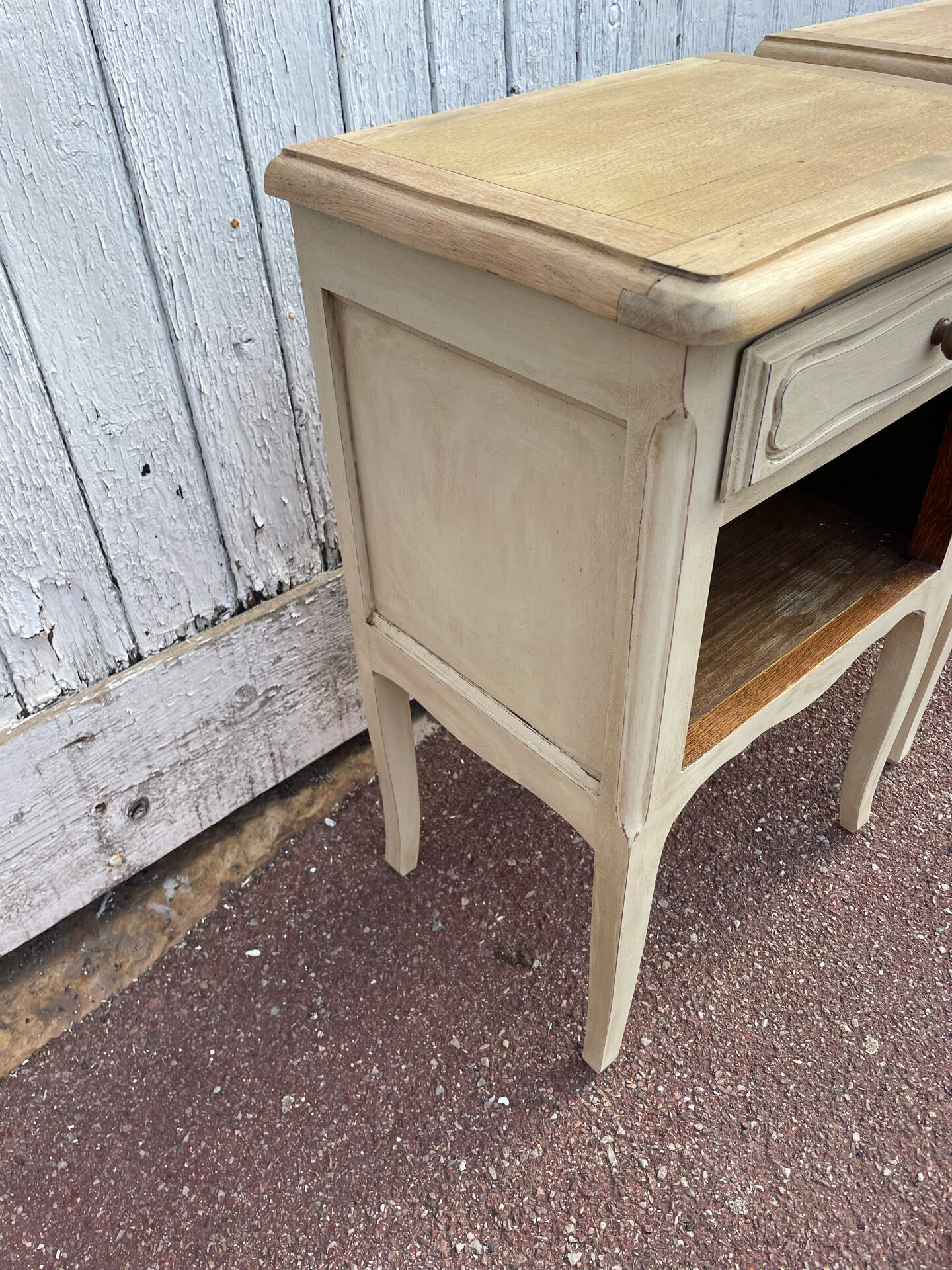 Paire chevets style Louis XV blanc bois brut