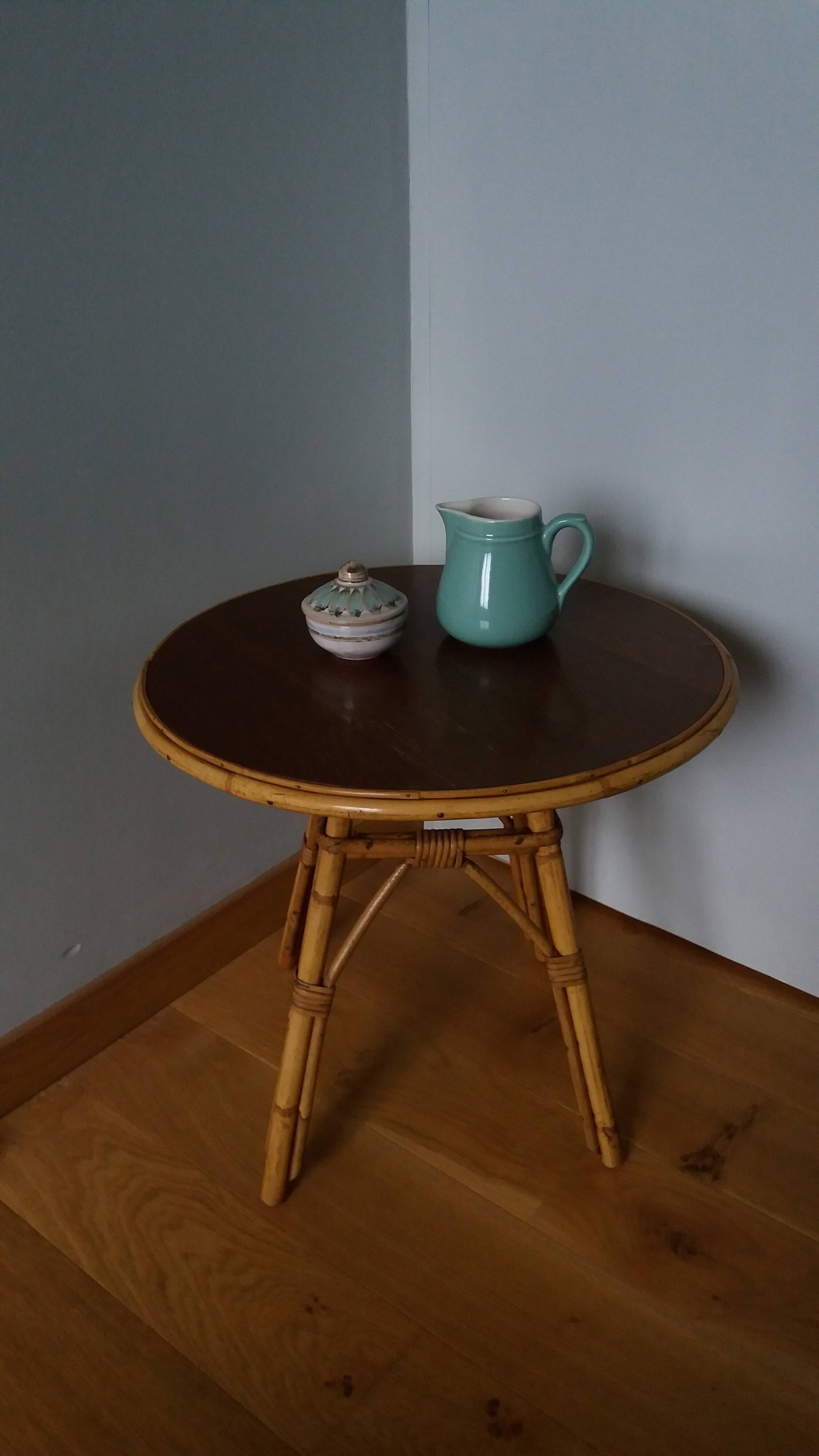 Round coffee table in wicker and bamboo
