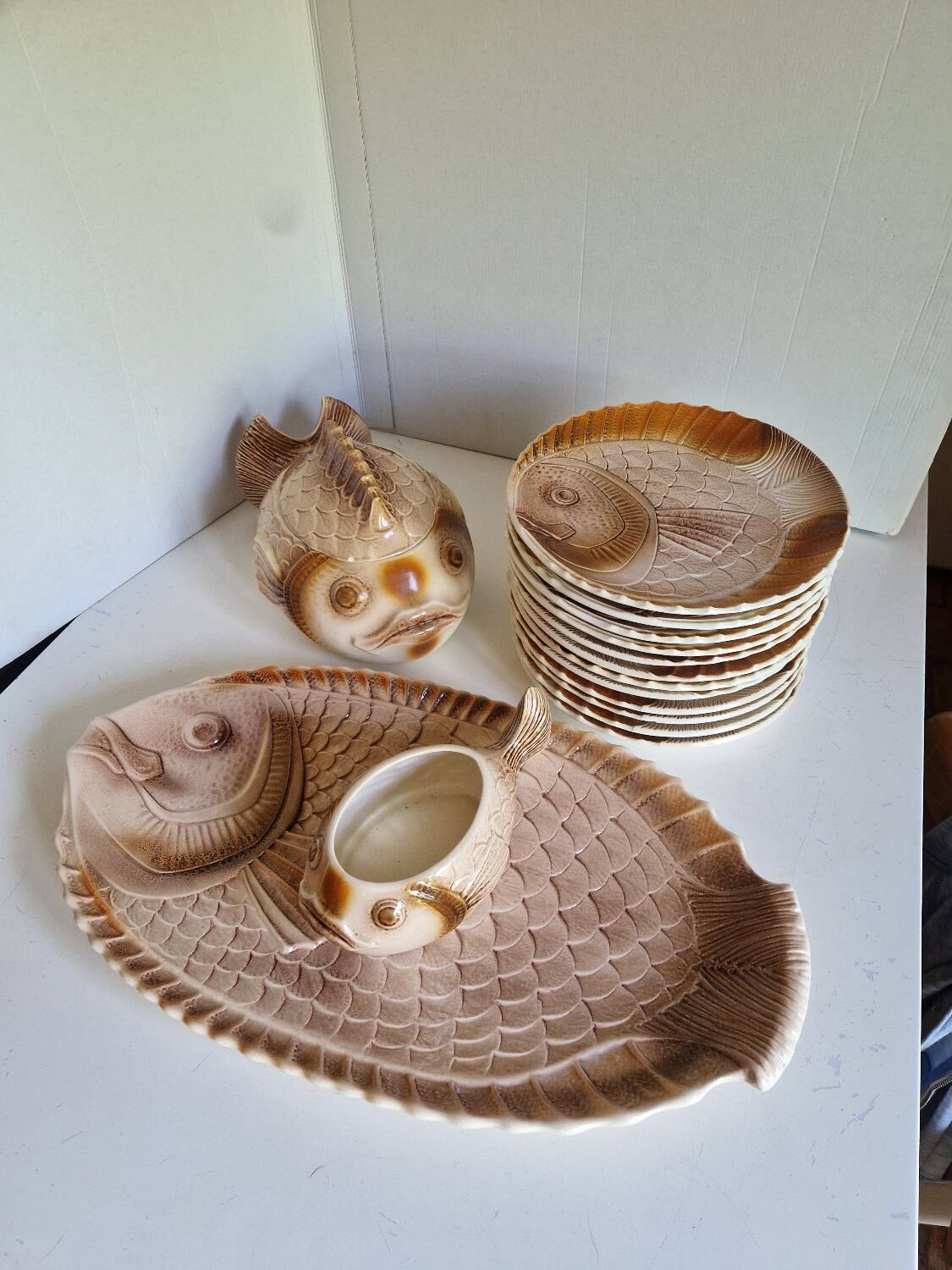 Many flat plates, dish, sauce boat, vegetable dish.