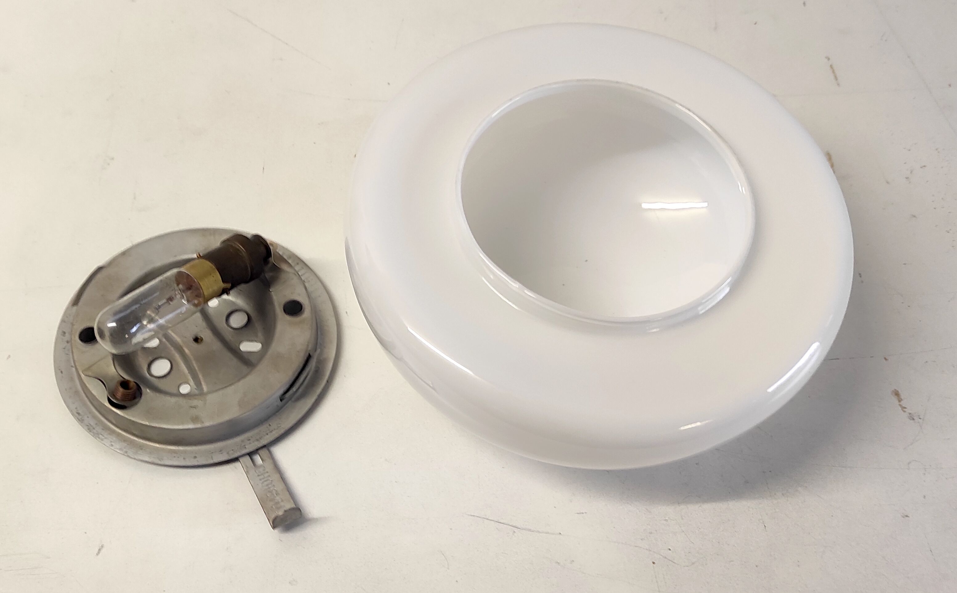 Plafonnier par Choisylux globe opaline années 60 70