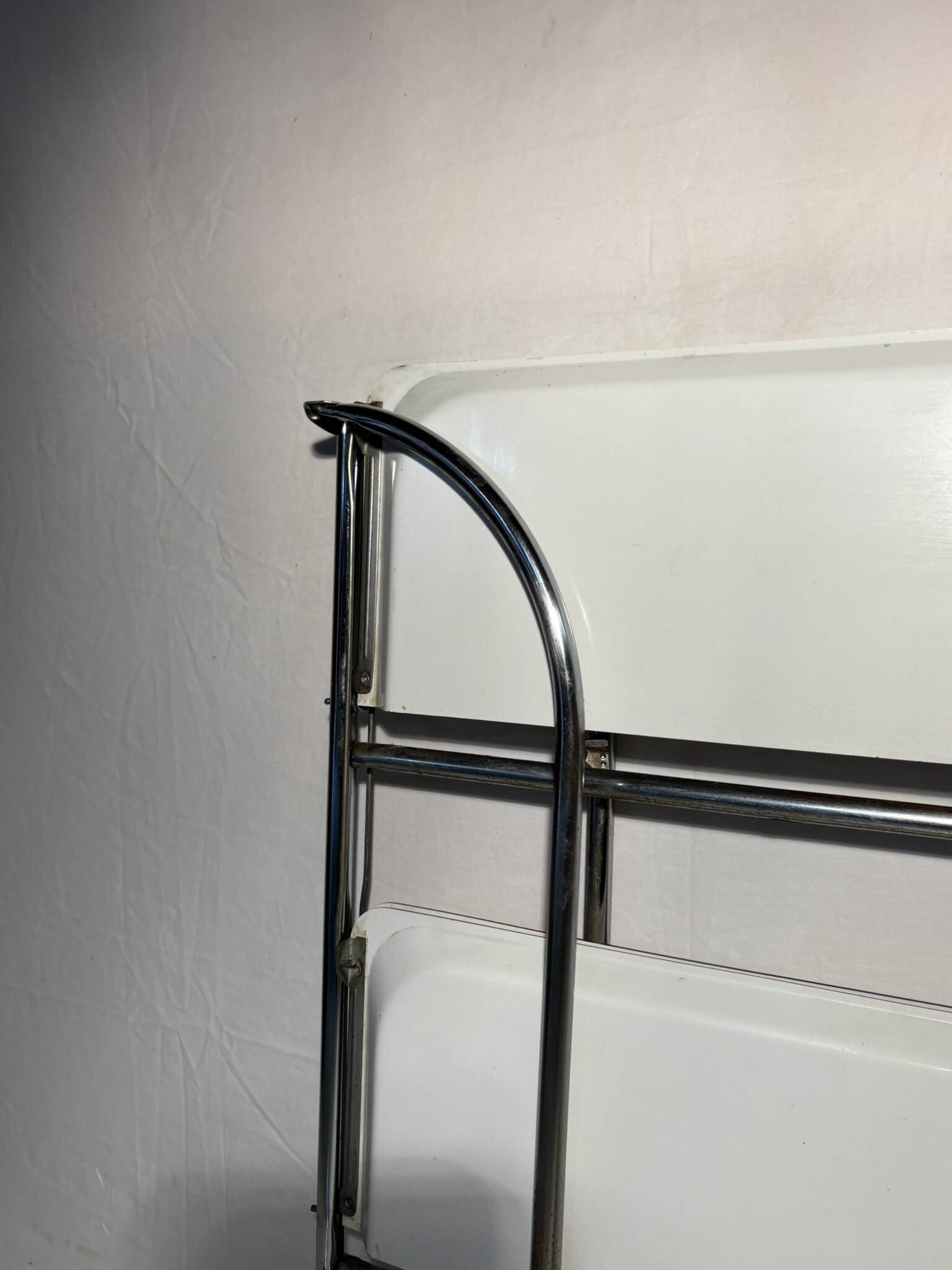 Vintage folding trolley in chromed metal and enamelled trays