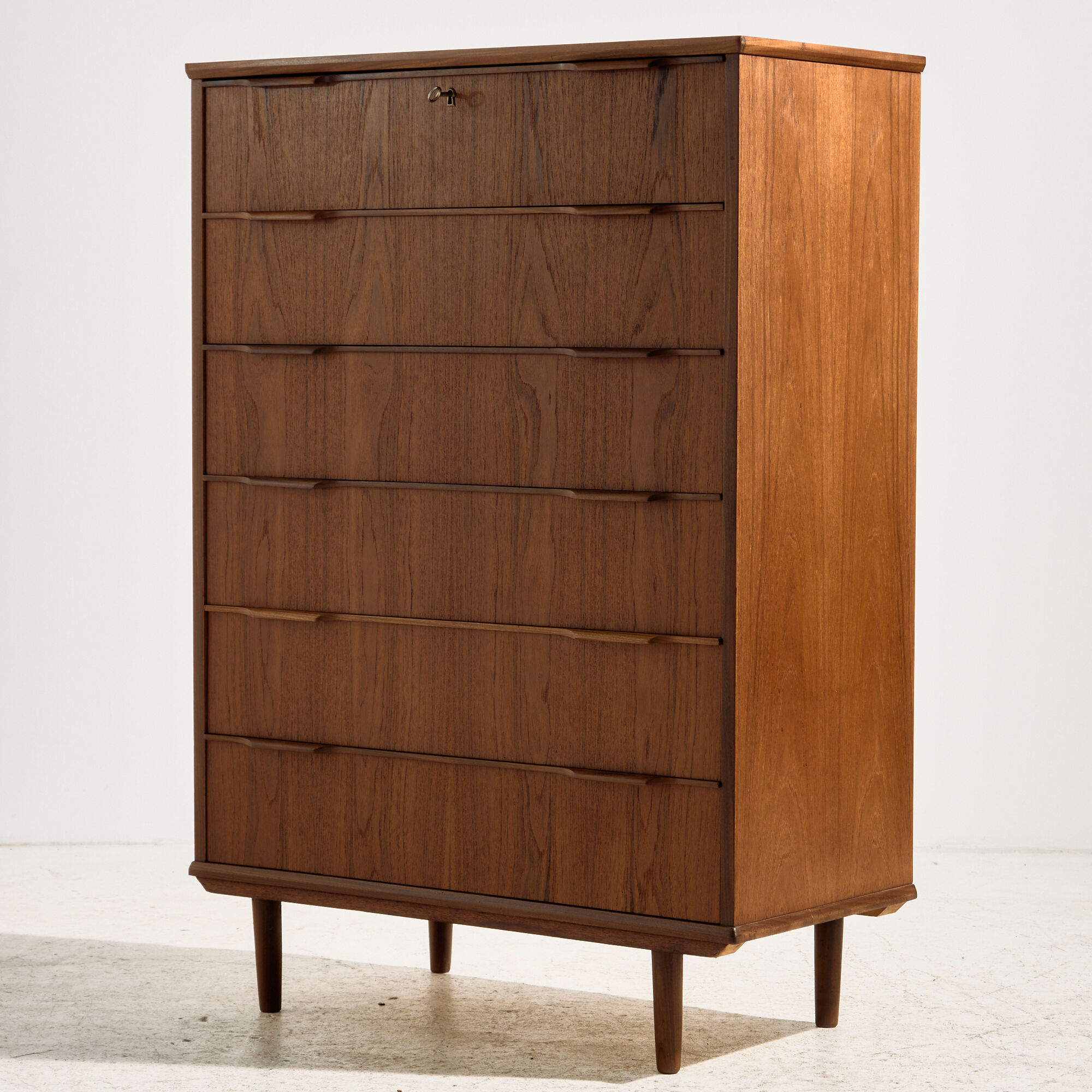 Commode en teck restaurée avec six tiroirs