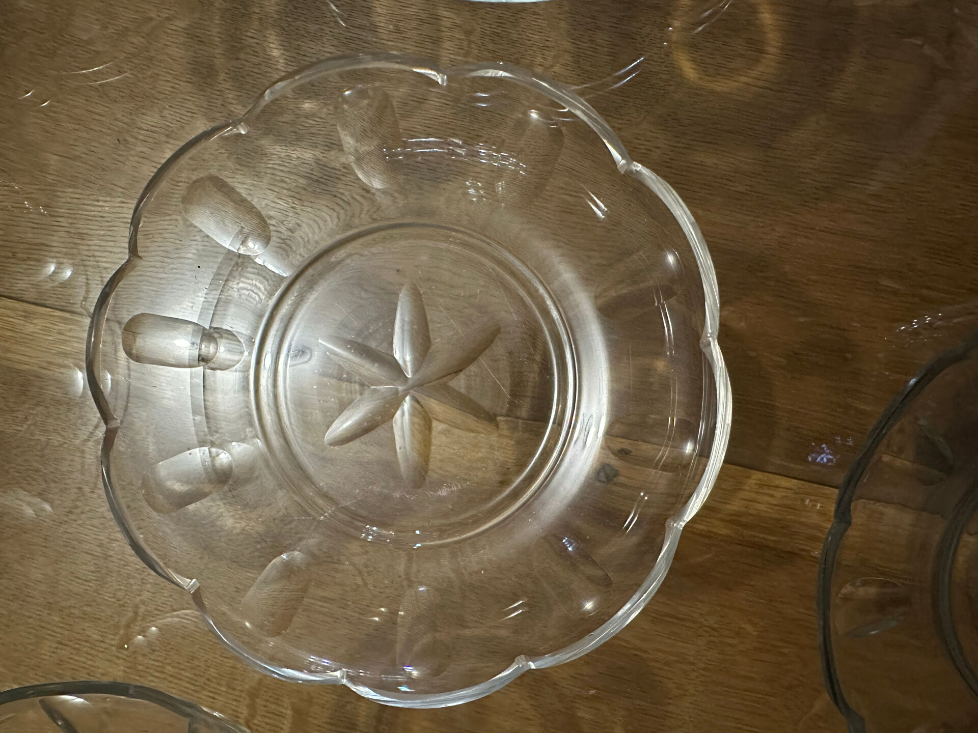 Set of 8 crystal bowls with floral decoration, France early 20th century.