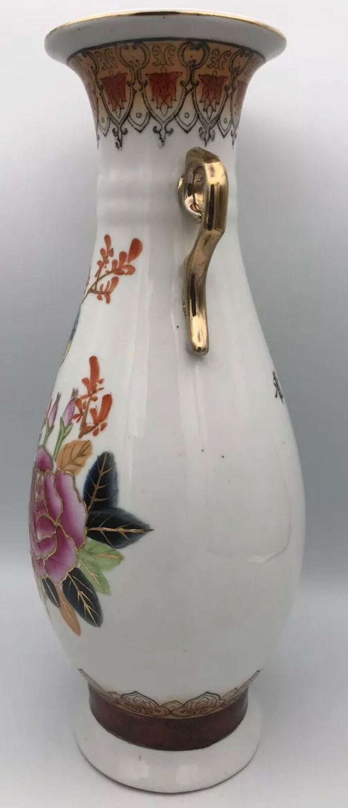 Vase in asian porcelain decorated with birds