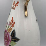 Vase in asian porcelain decorated with birds