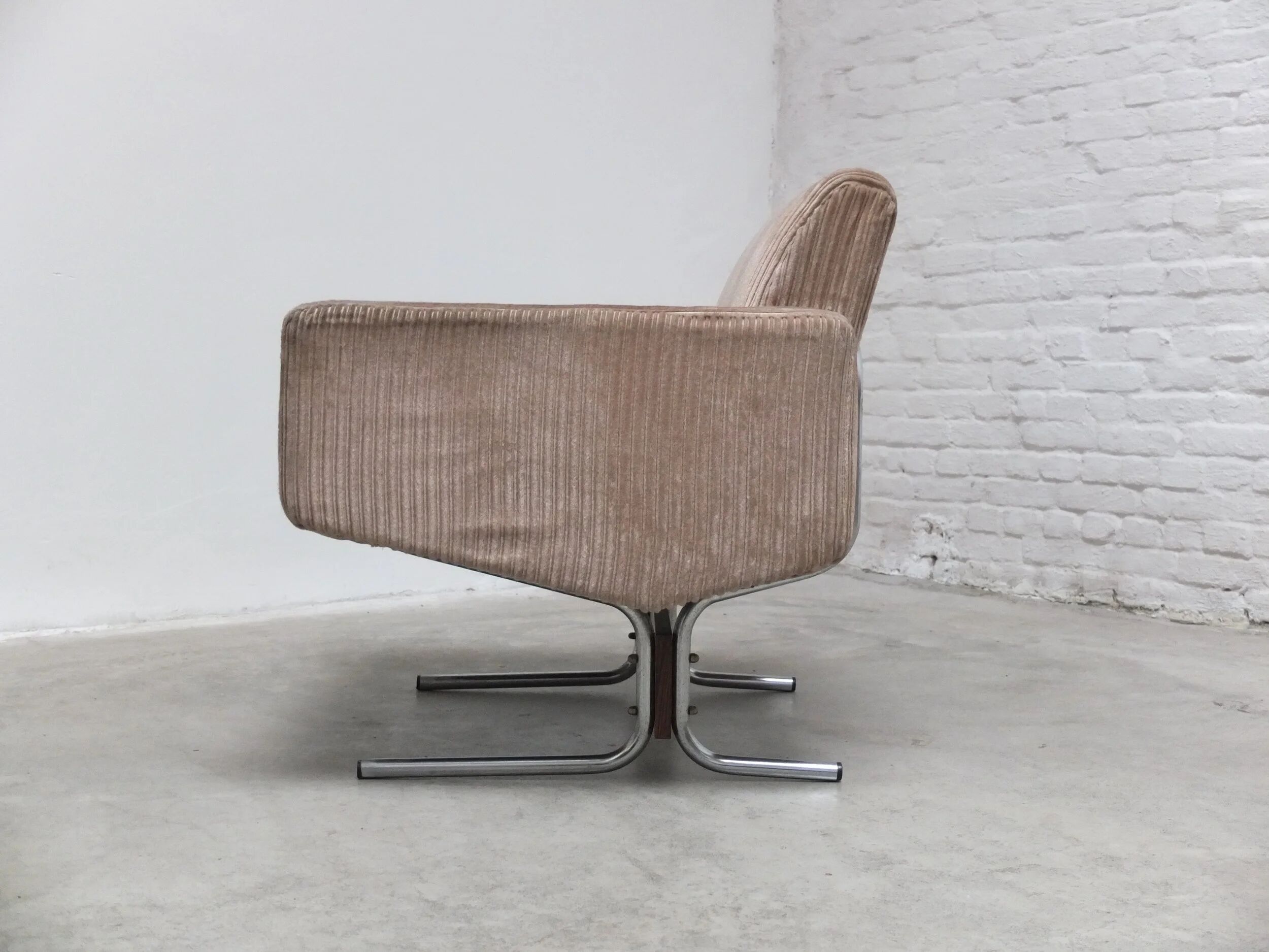 Pair of 'Caracas' lounge chairs by Pierre Guariche for Meurop, 1967